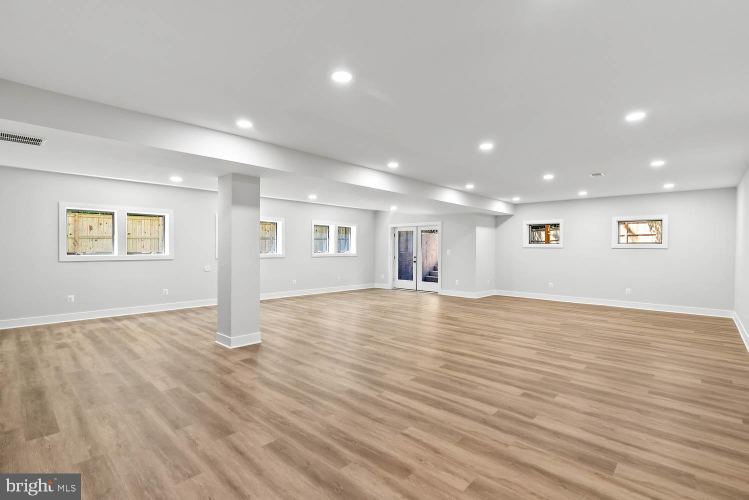 VIENNA WOODS - Residential