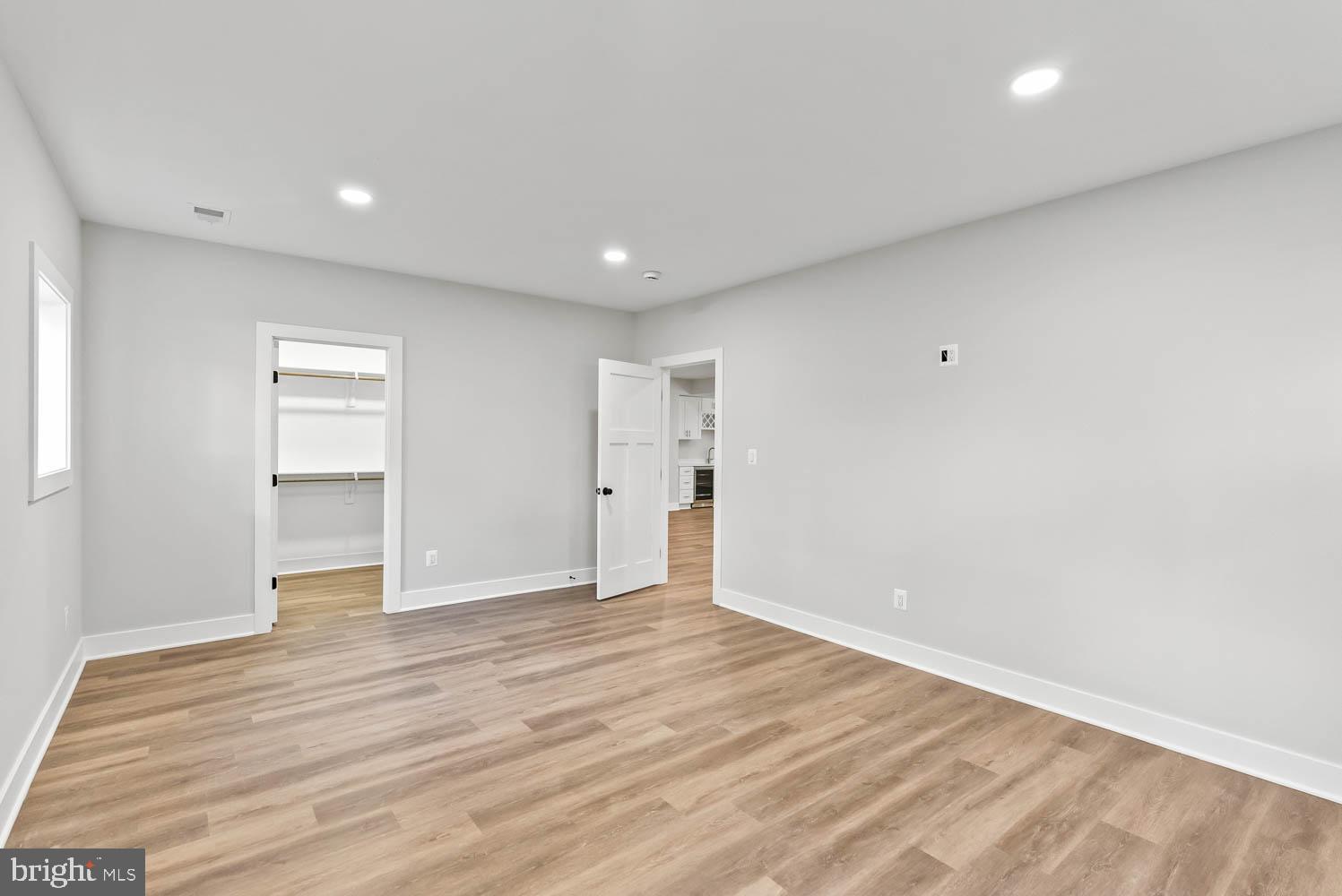 VIENNA WOODS - Residential