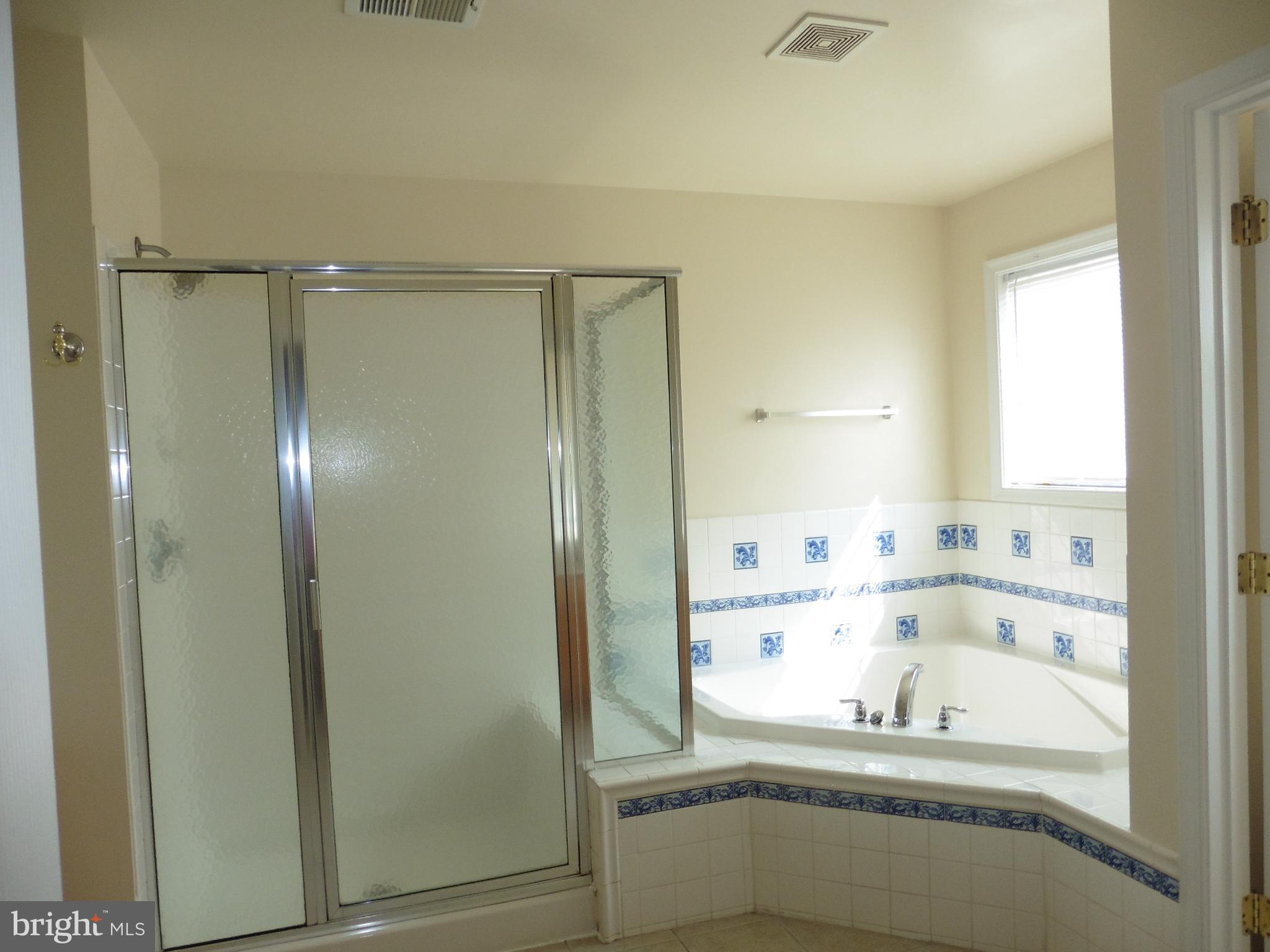 APPLE KNOLLS ESTATES - Residential Lease