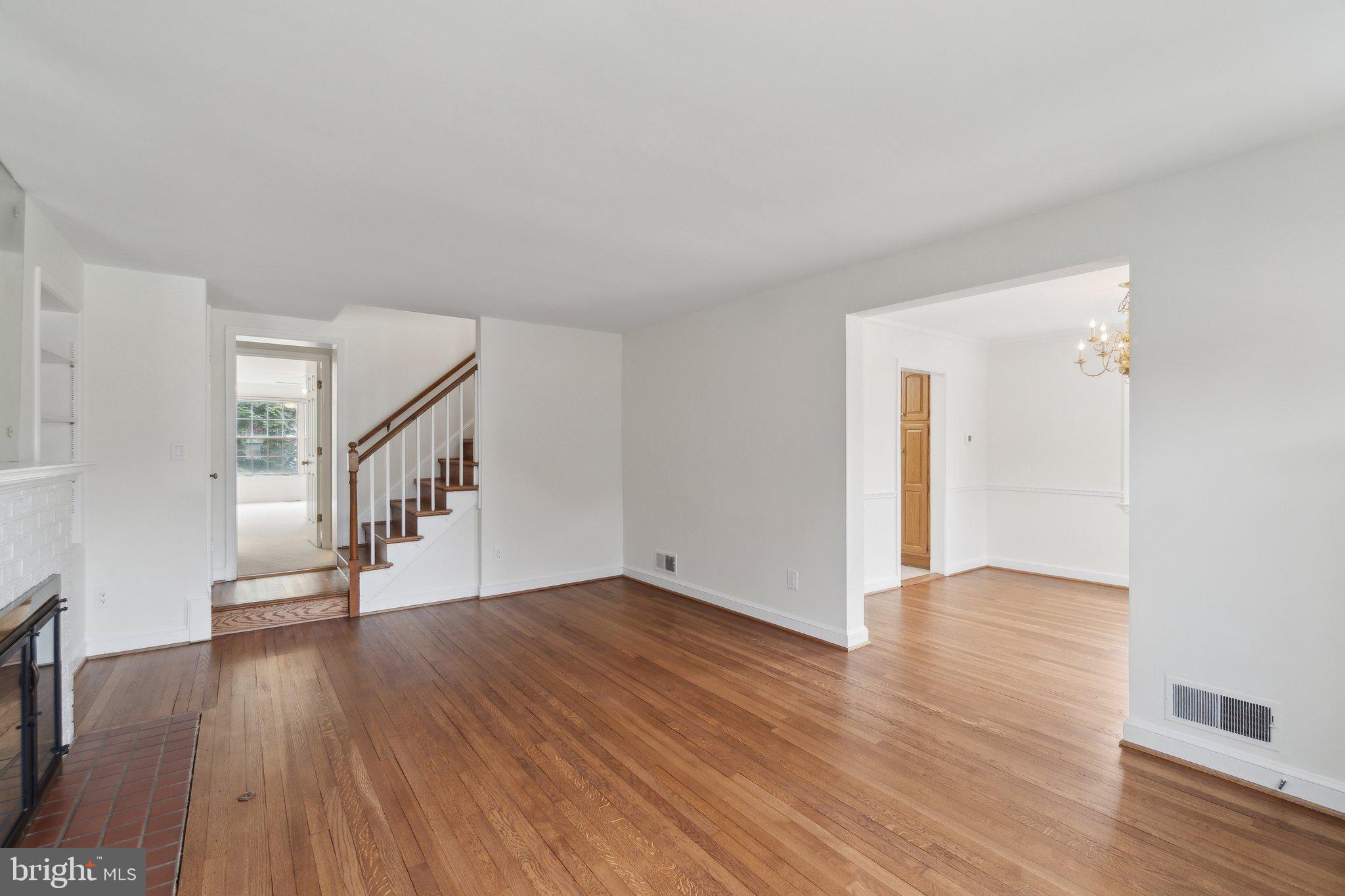 COUNTRY CLUB MANOR - Residential