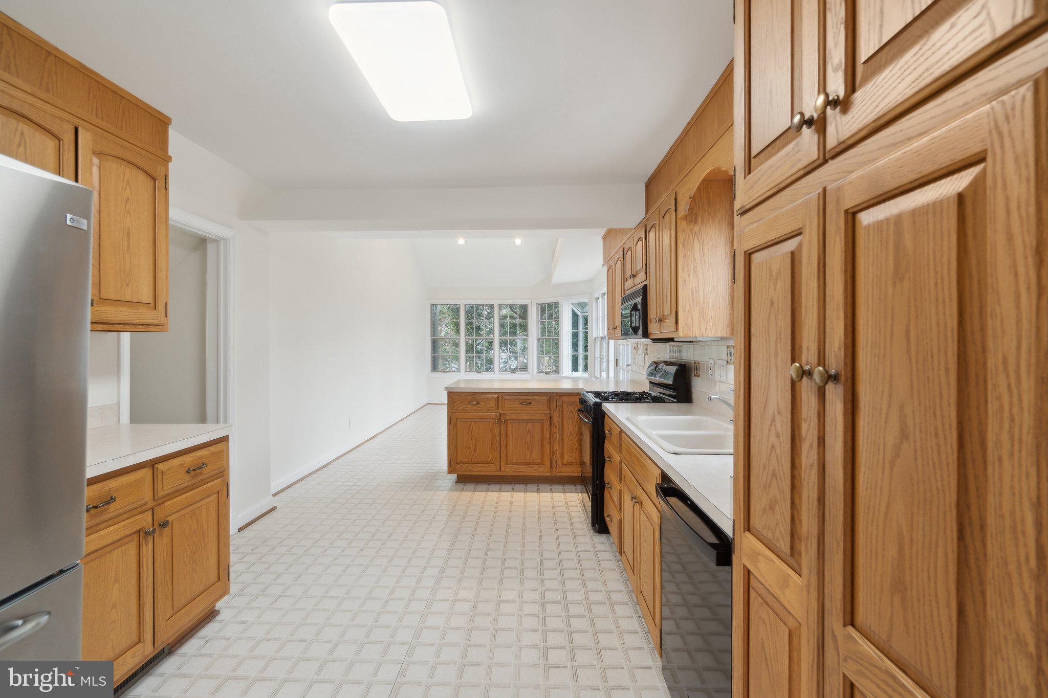 COUNTRY CLUB MANOR - Residential