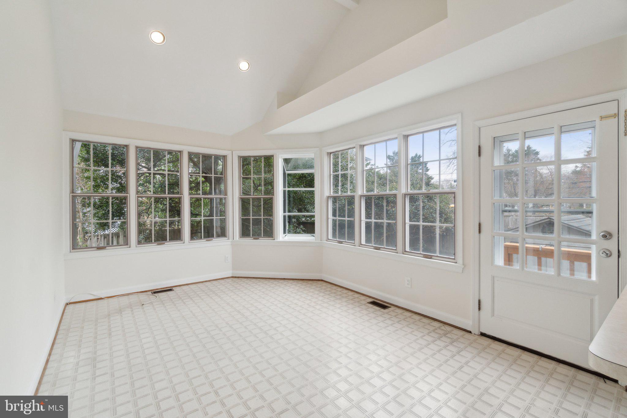 COUNTRY CLUB MANOR - Residential