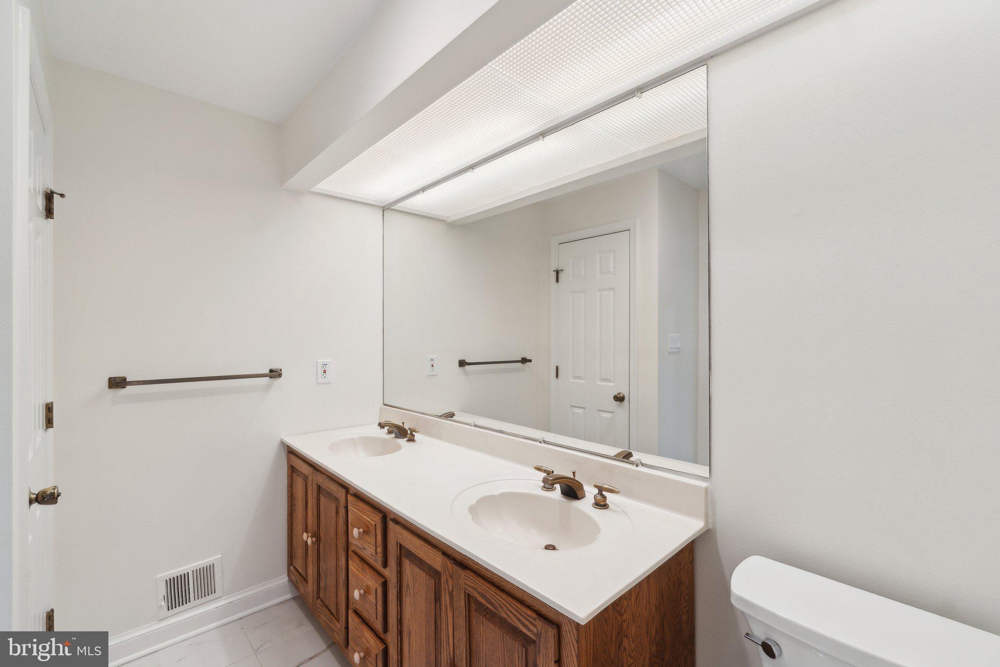 COUNTRY CLUB MANOR - Residential