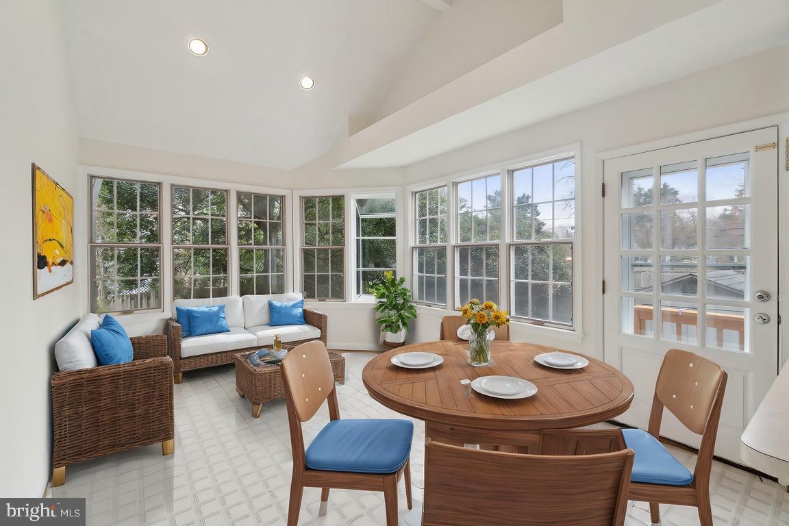 COUNTRY CLUB MANOR - Residential