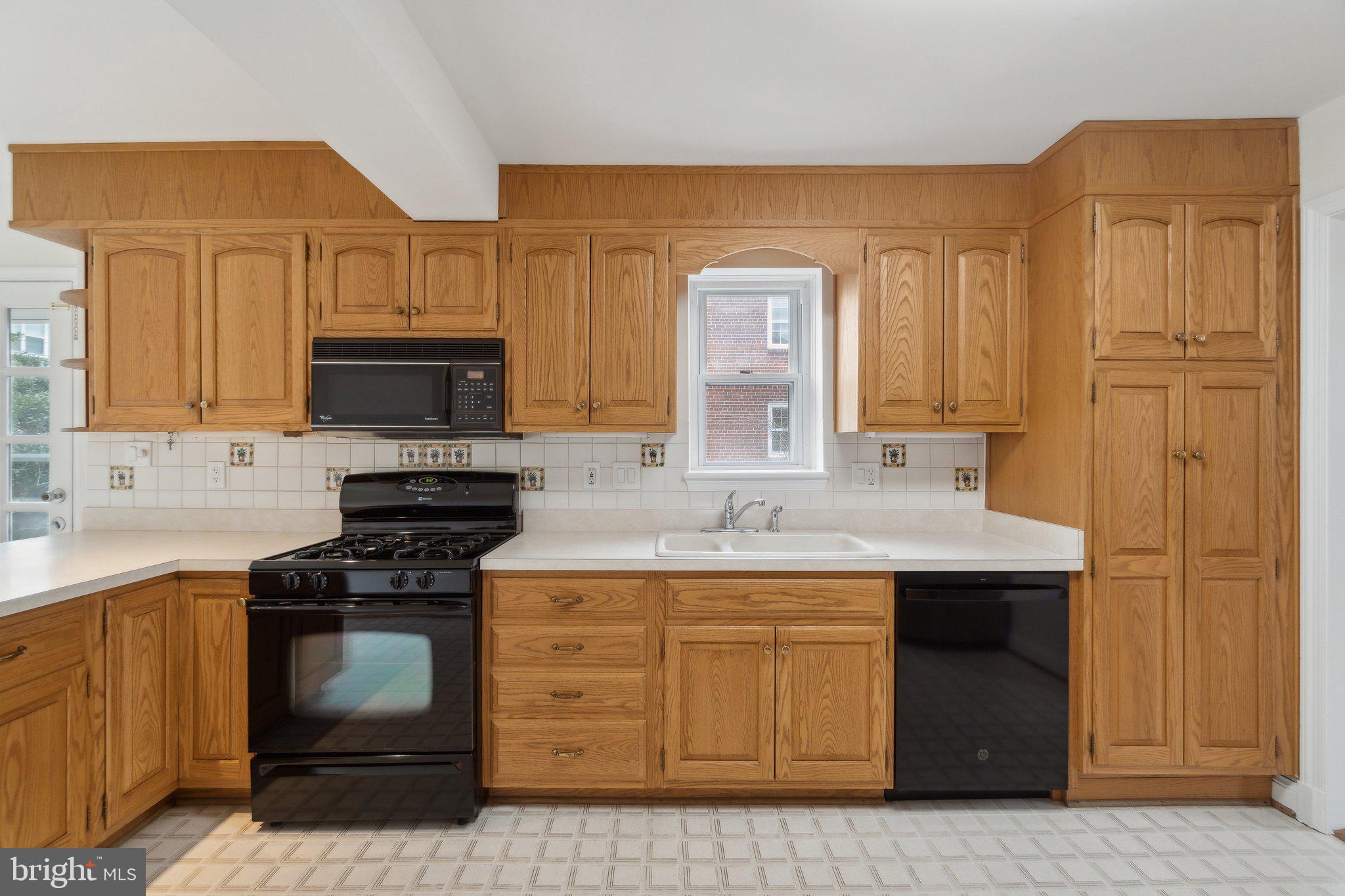 COUNTRY CLUB MANOR - Residential