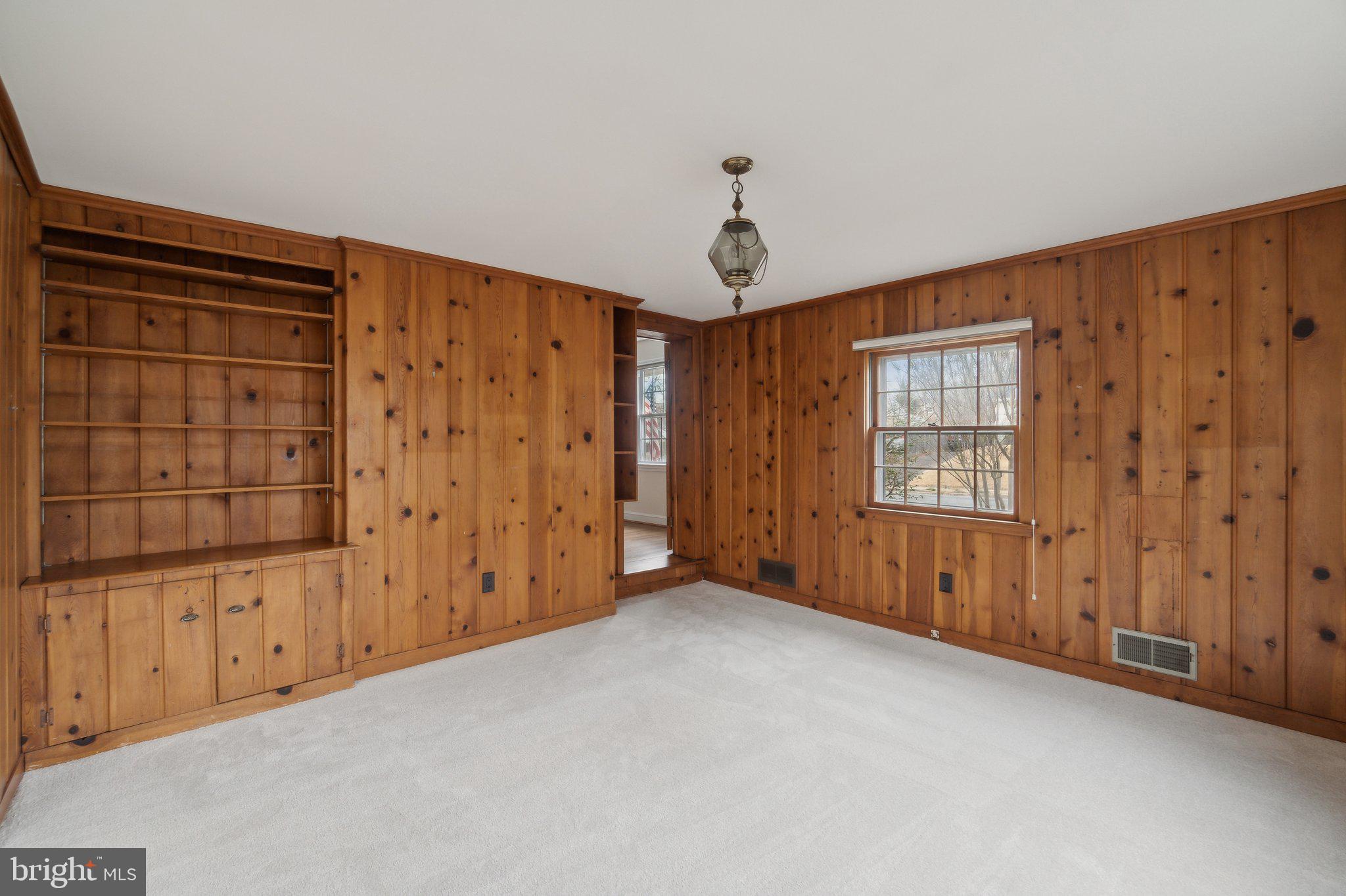 COUNTRY CLUB MANOR - Residential