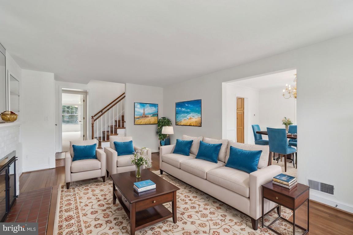 COUNTRY CLUB MANOR - Residential