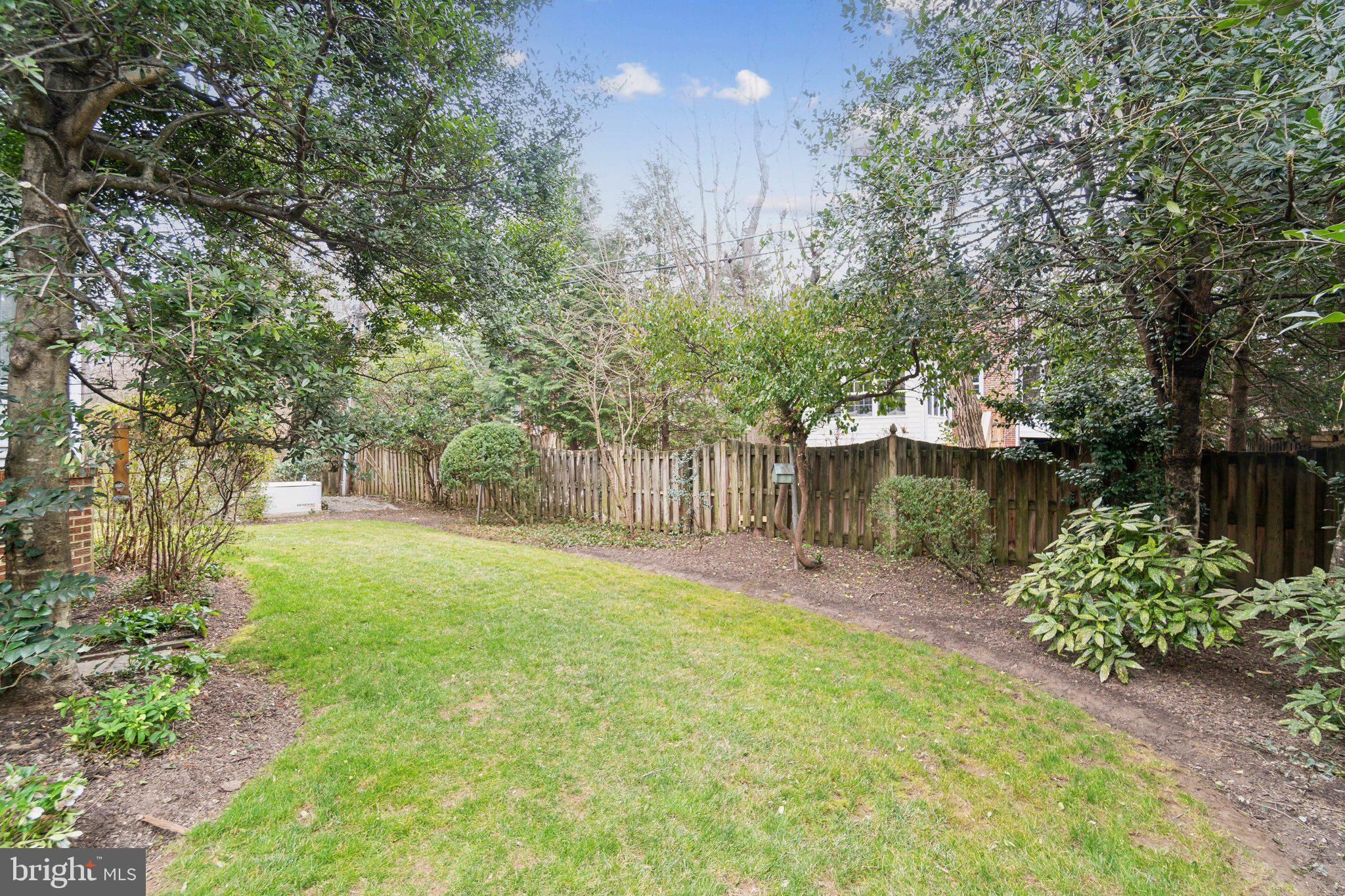 COUNTRY CLUB MANOR - Residential