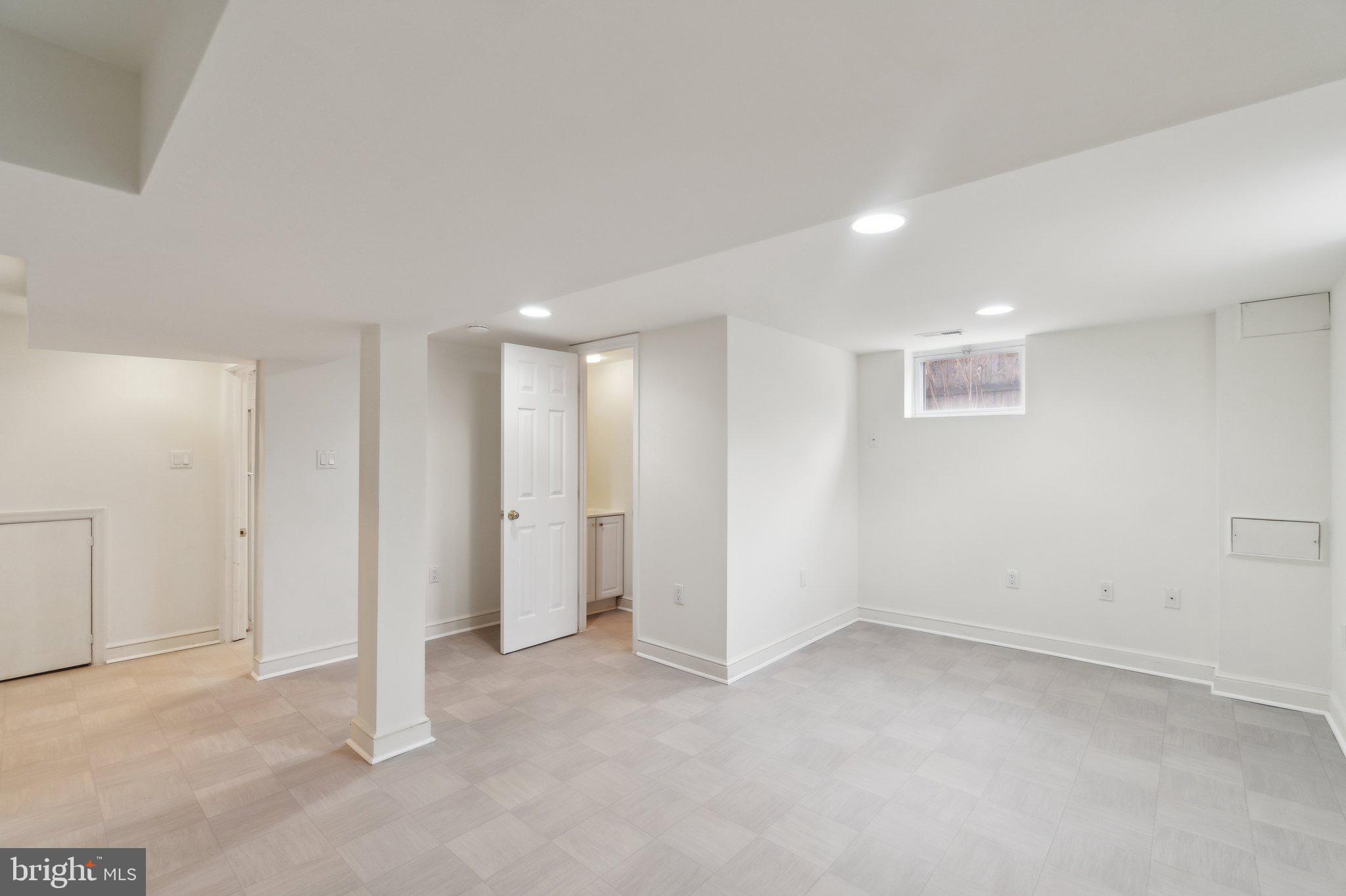 COUNTRY CLUB MANOR - Residential