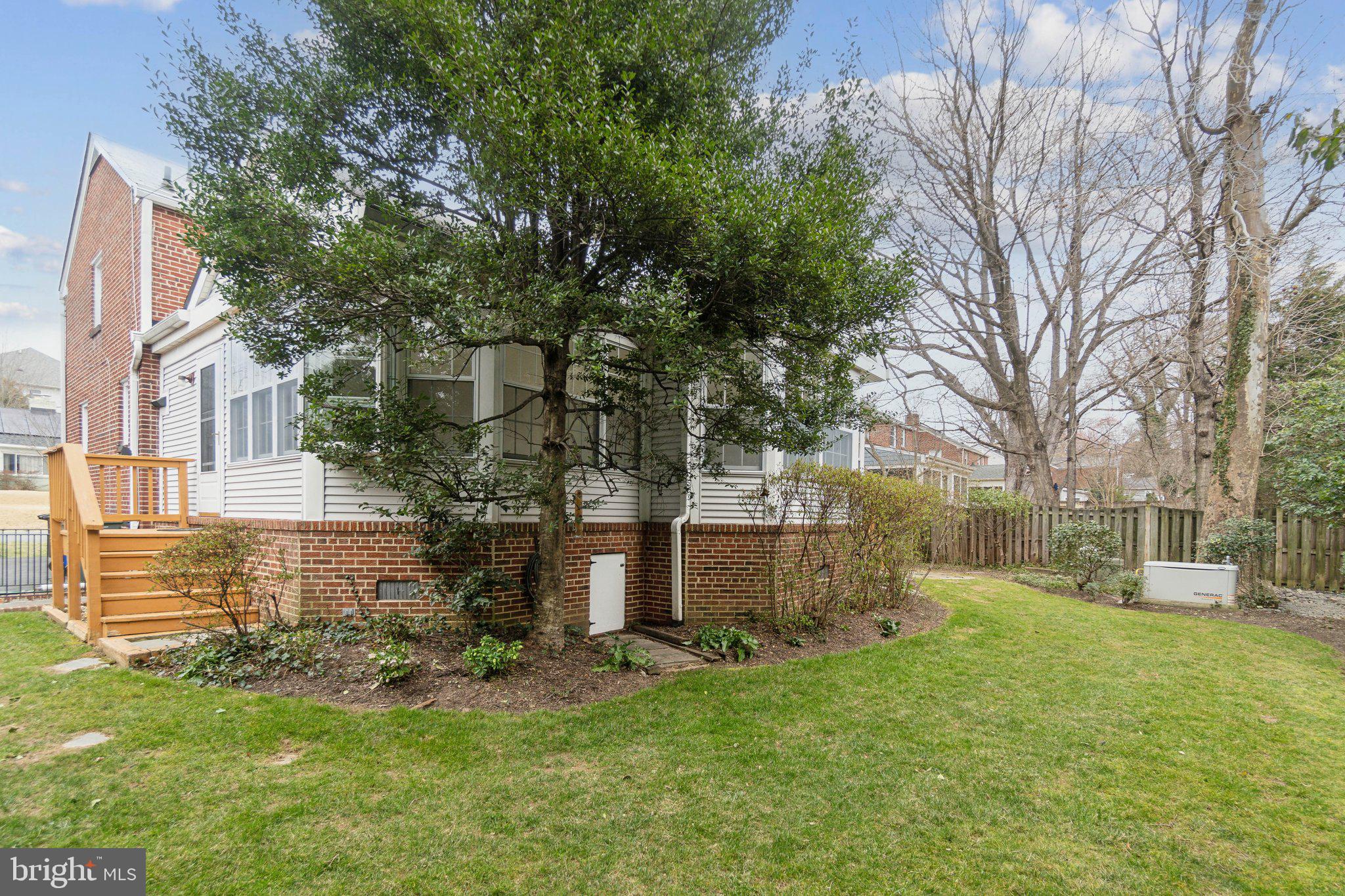 COUNTRY CLUB MANOR - Residential