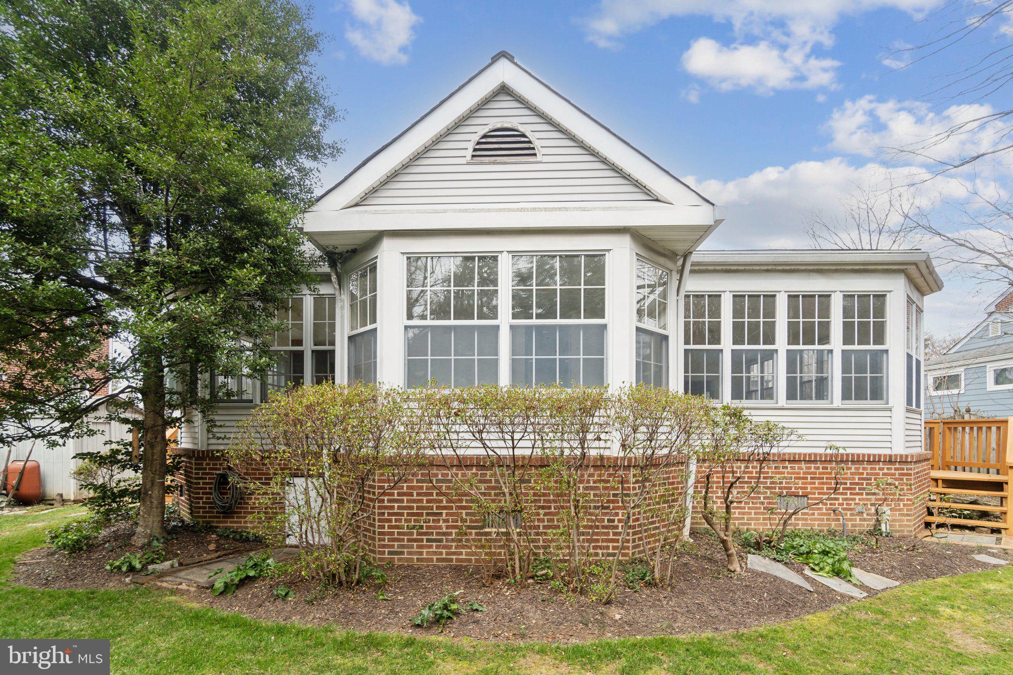 COUNTRY CLUB MANOR - Residential