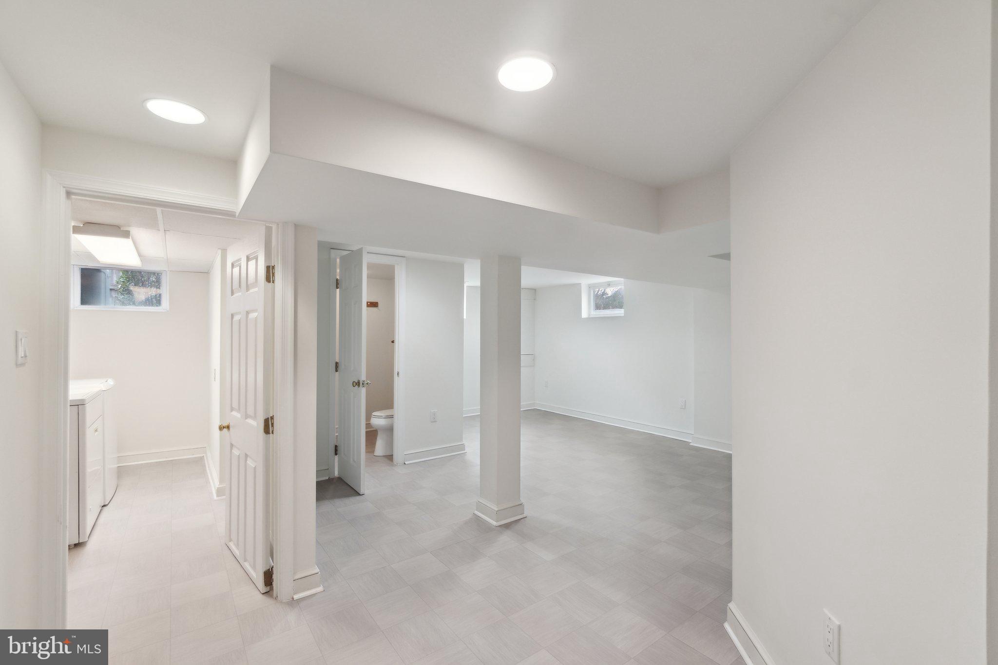 COUNTRY CLUB MANOR - Residential