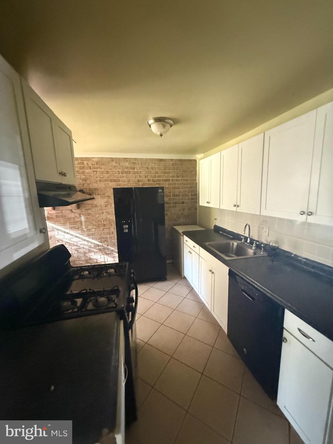 HUNTLEY SQUARE CONDOMINIUMS - Residential