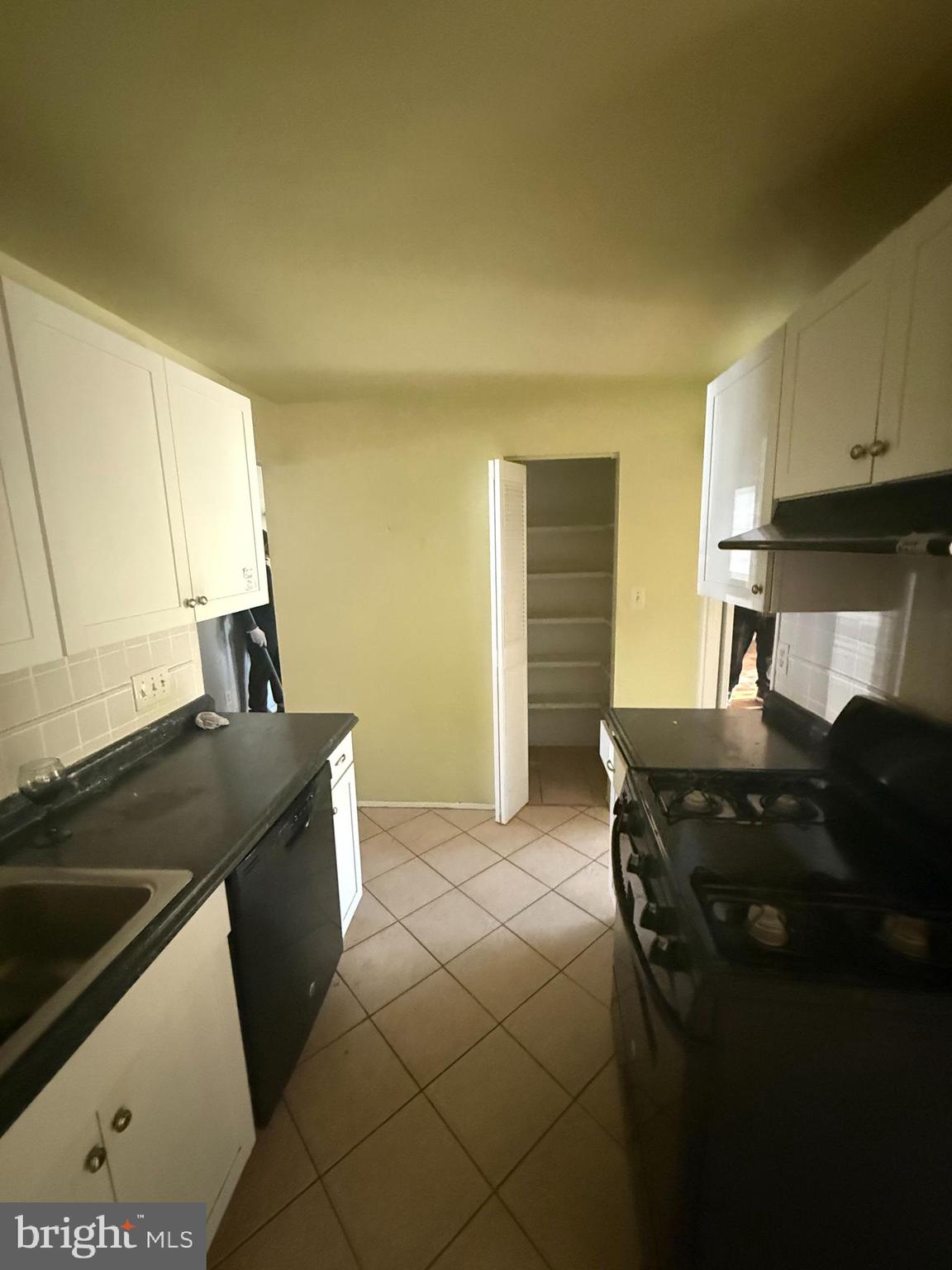 HUNTLEY SQUARE CONDOMINIUMS - Residential