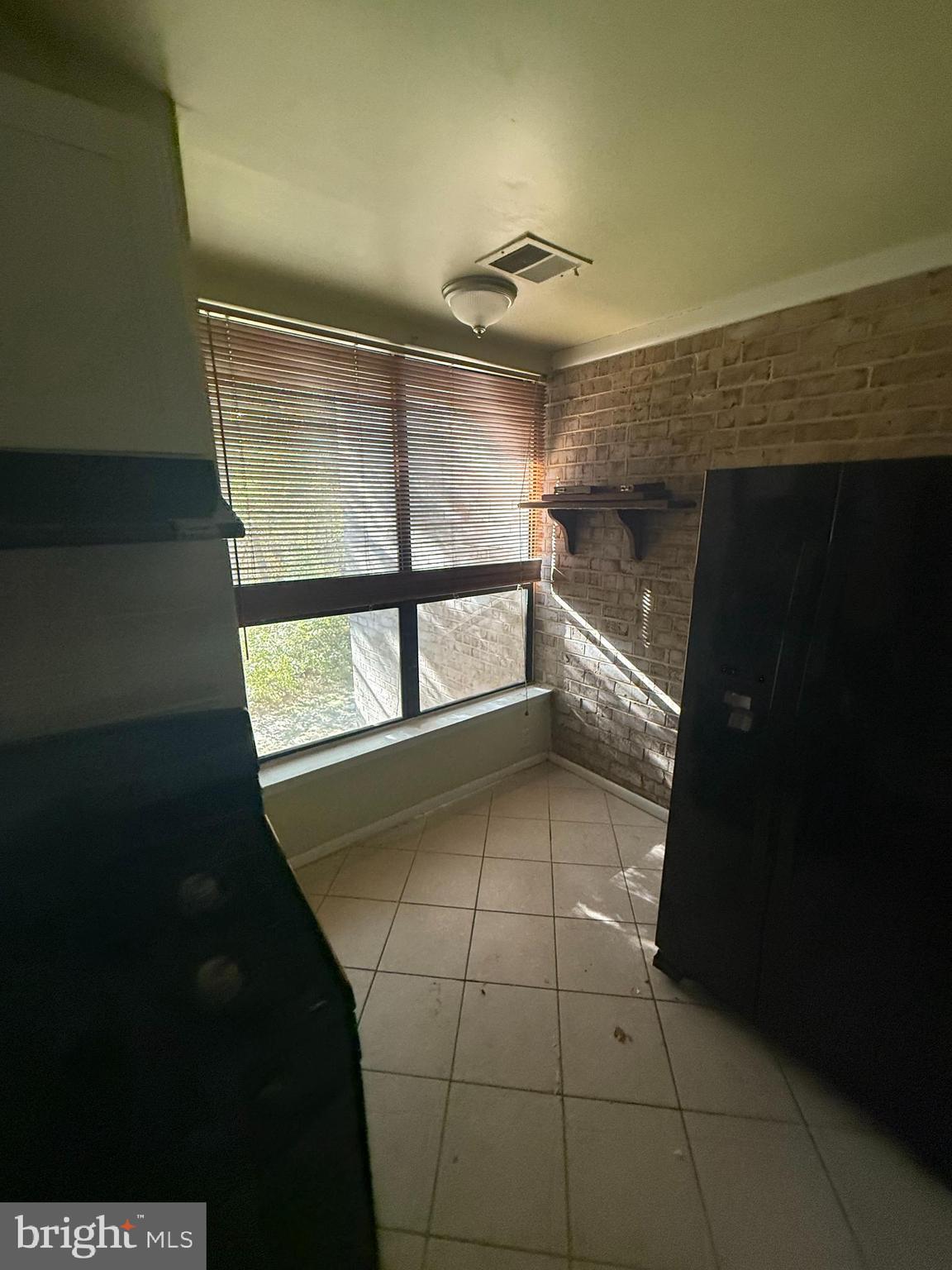 HUNTLEY SQUARE CONDOMINIUMS - Residential