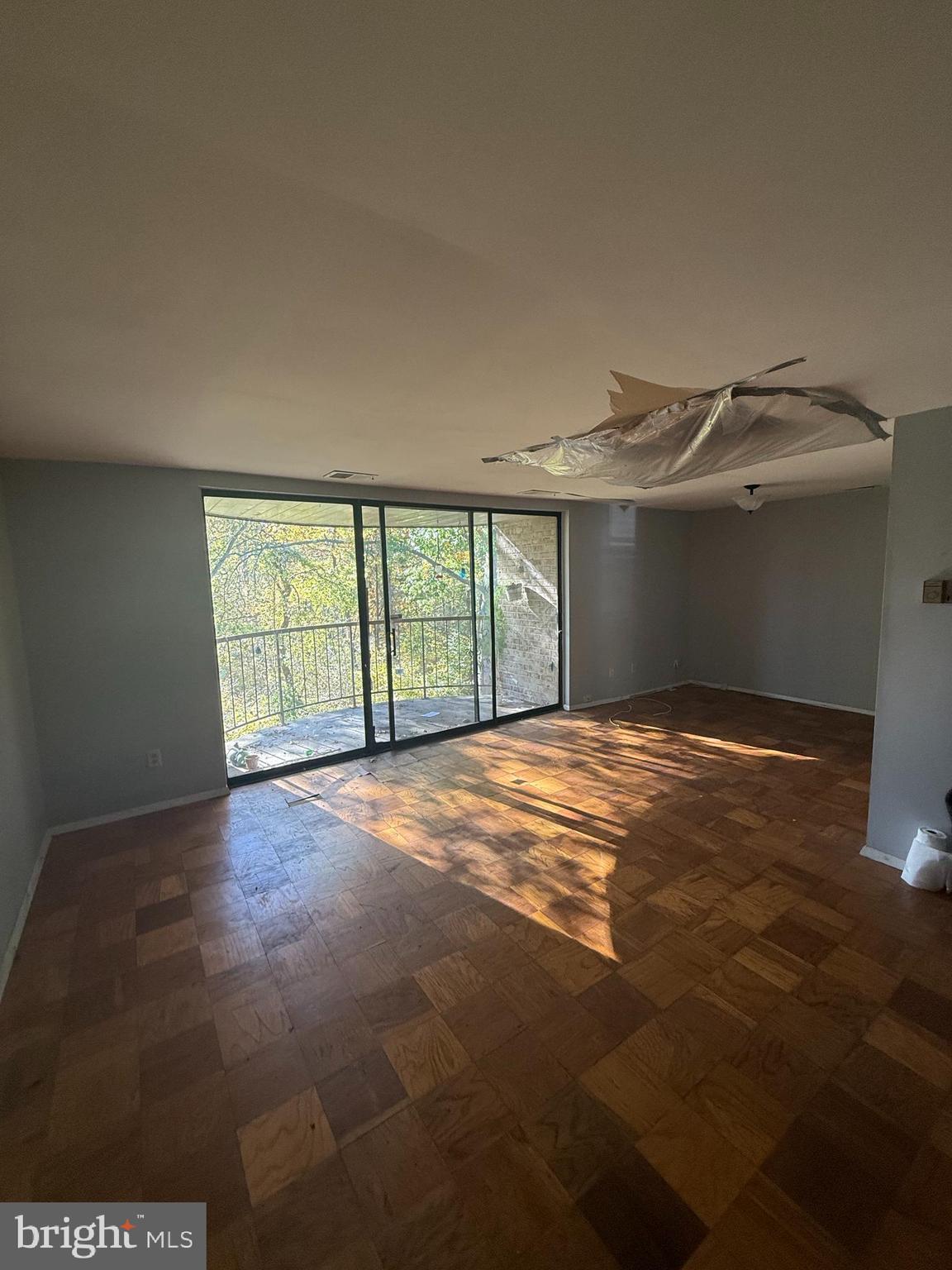 HUNTLEY SQUARE CONDOMINIUMS - Residential