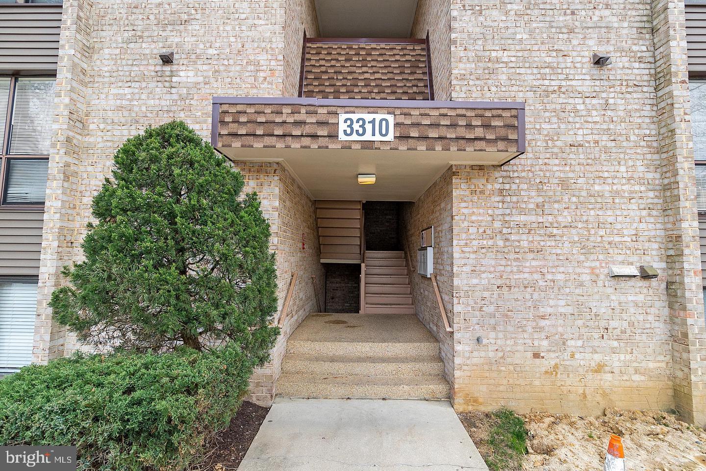 HUNTLEY SQUARE CONDOMINIUMS - Residential