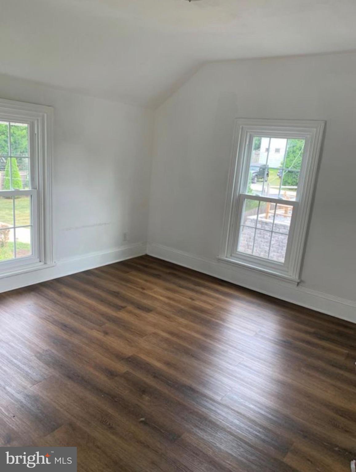 28 W KING STREET W