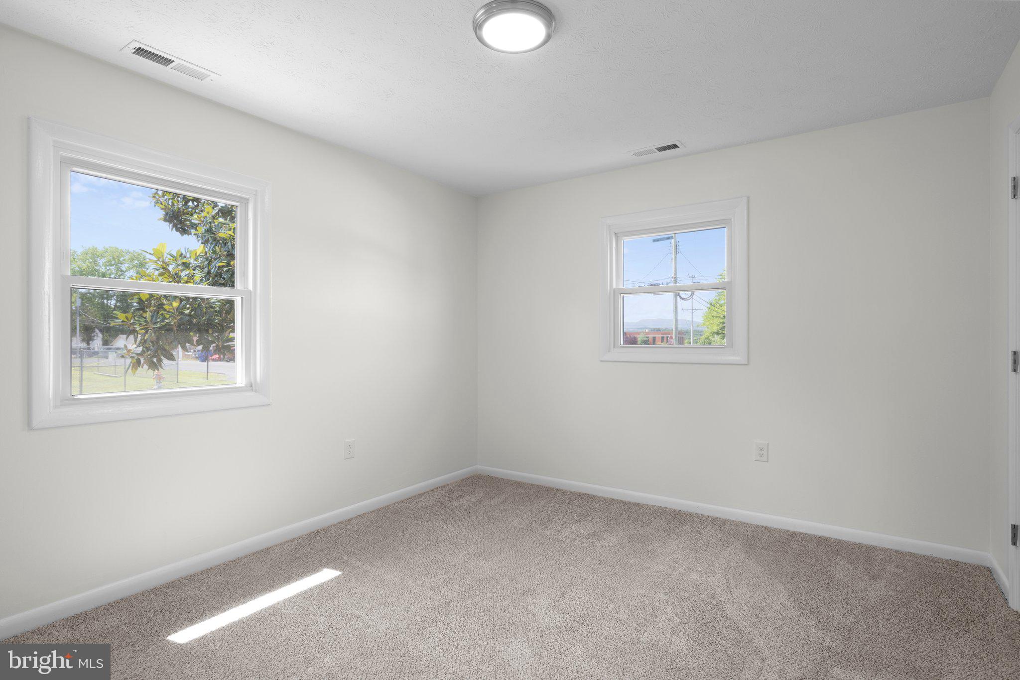 ROYAL VILLAGE - Residential