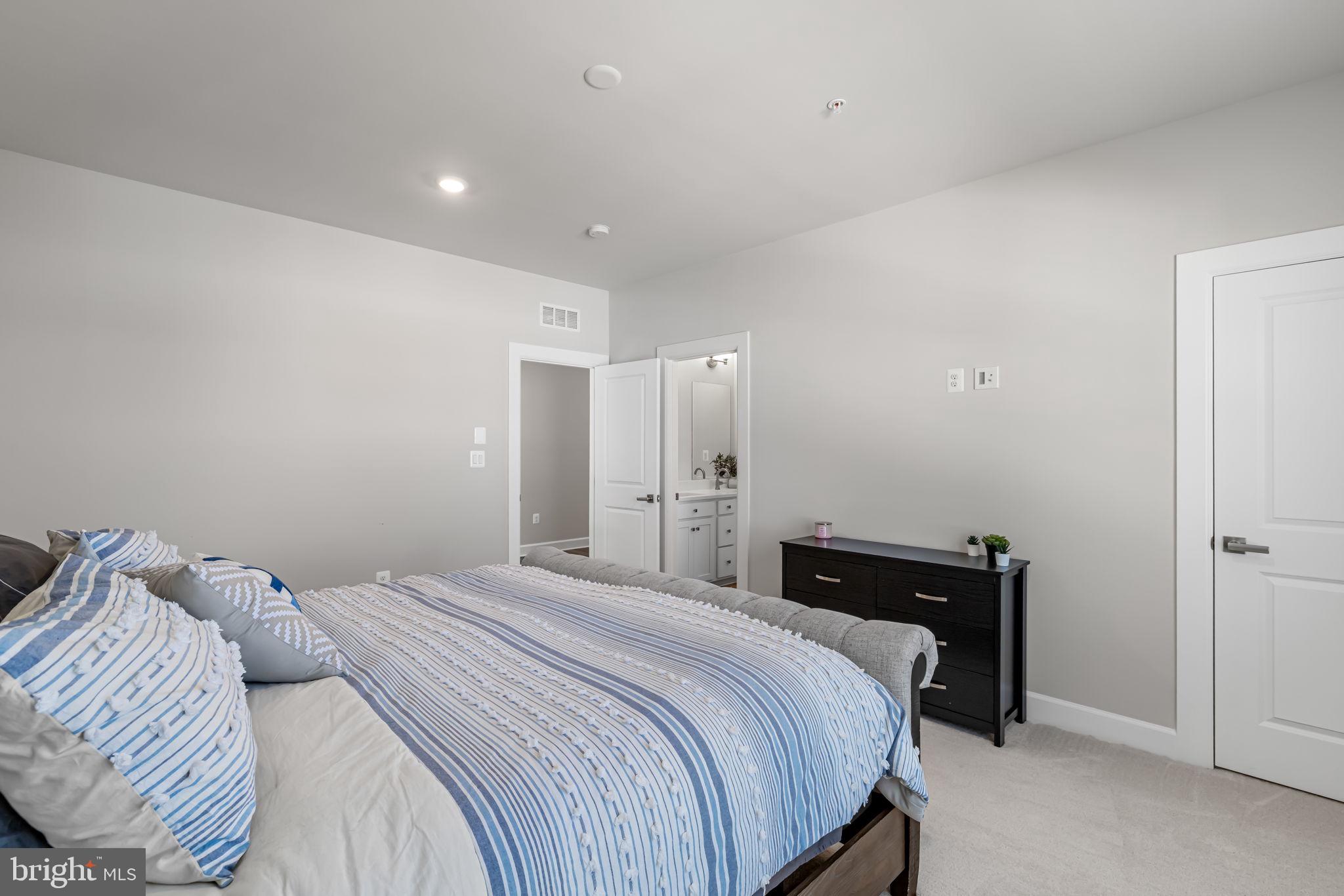 SOUTH LAKE - Residential