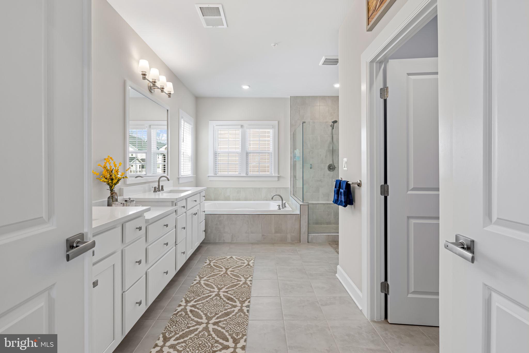 SOUTH LAKE - Residential