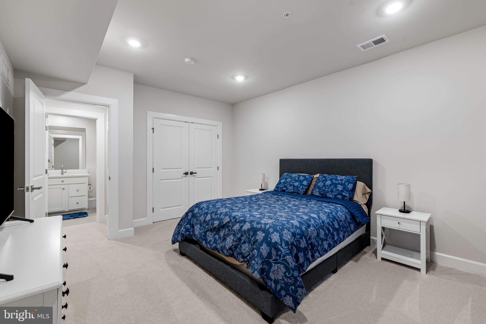 SOUTH LAKE - Residential