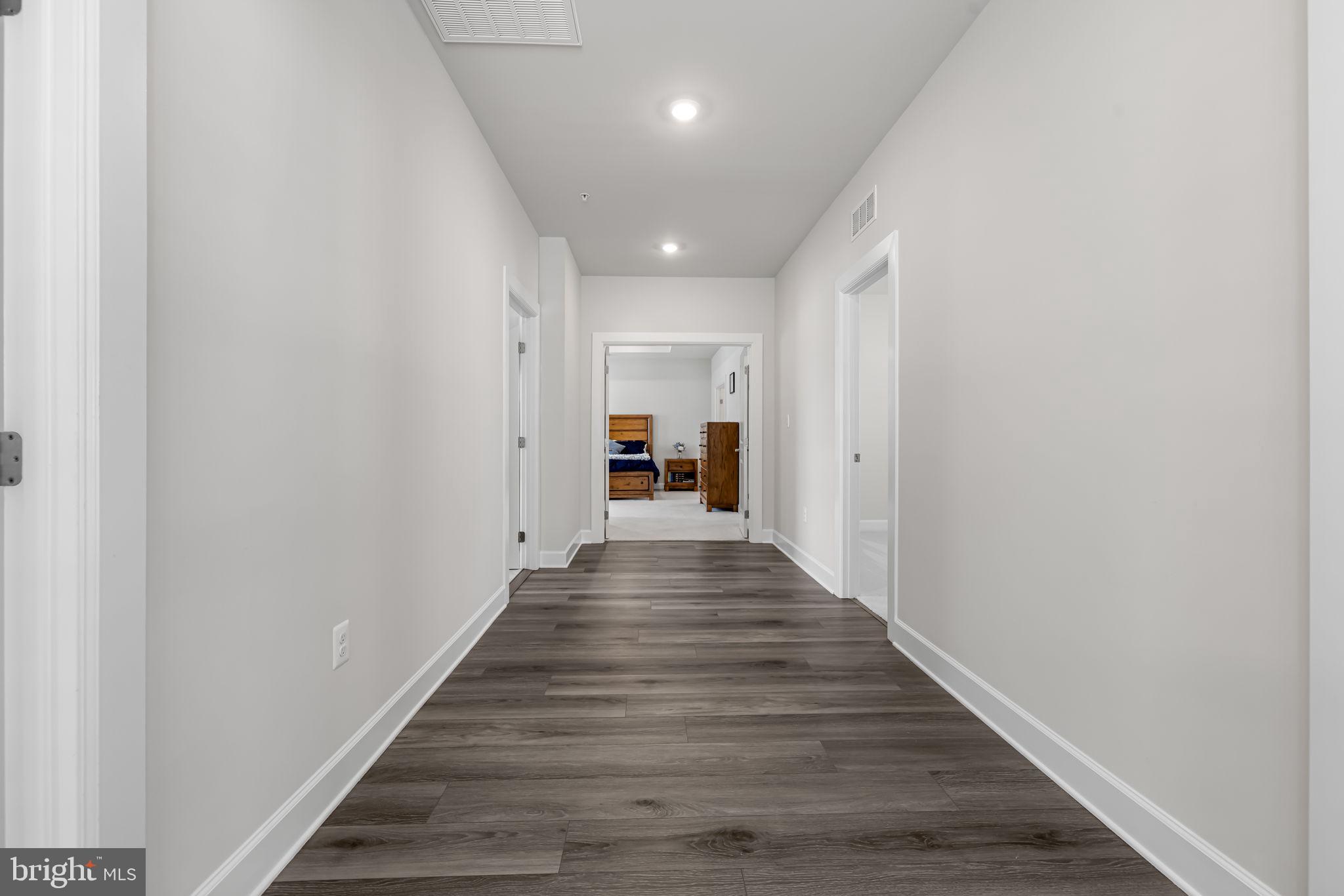 SOUTH LAKE - Residential