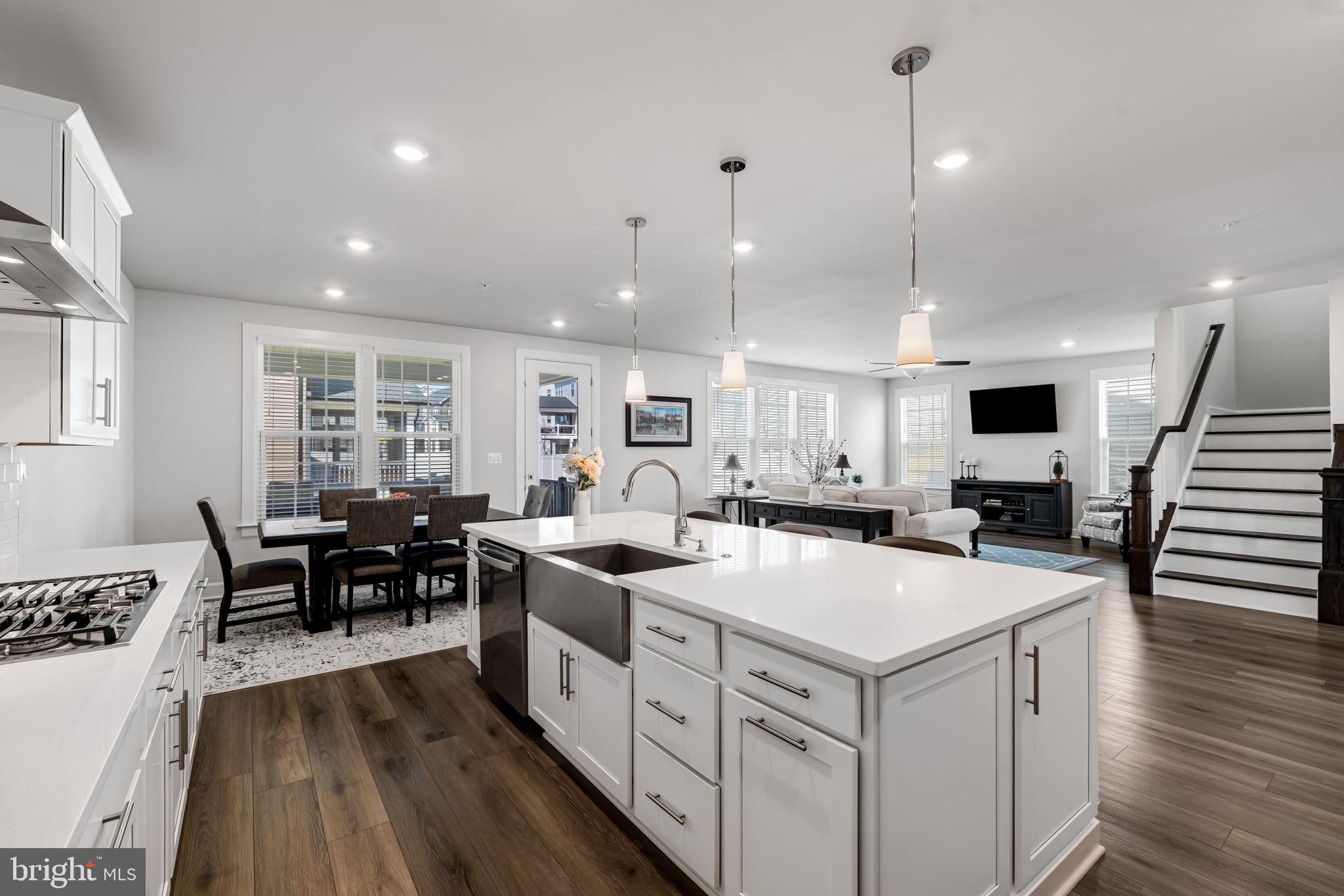 SOUTH LAKE - Residential