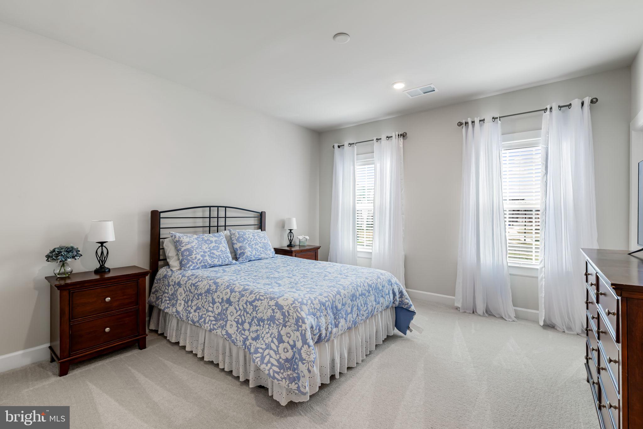 SOUTH LAKE - Residential