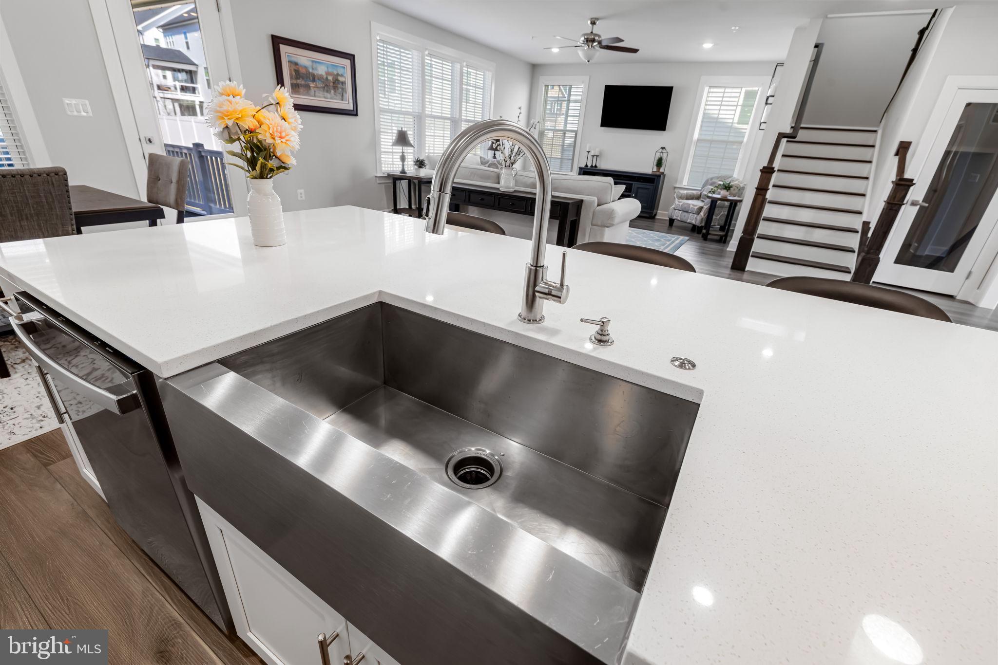 SOUTH LAKE - Residential