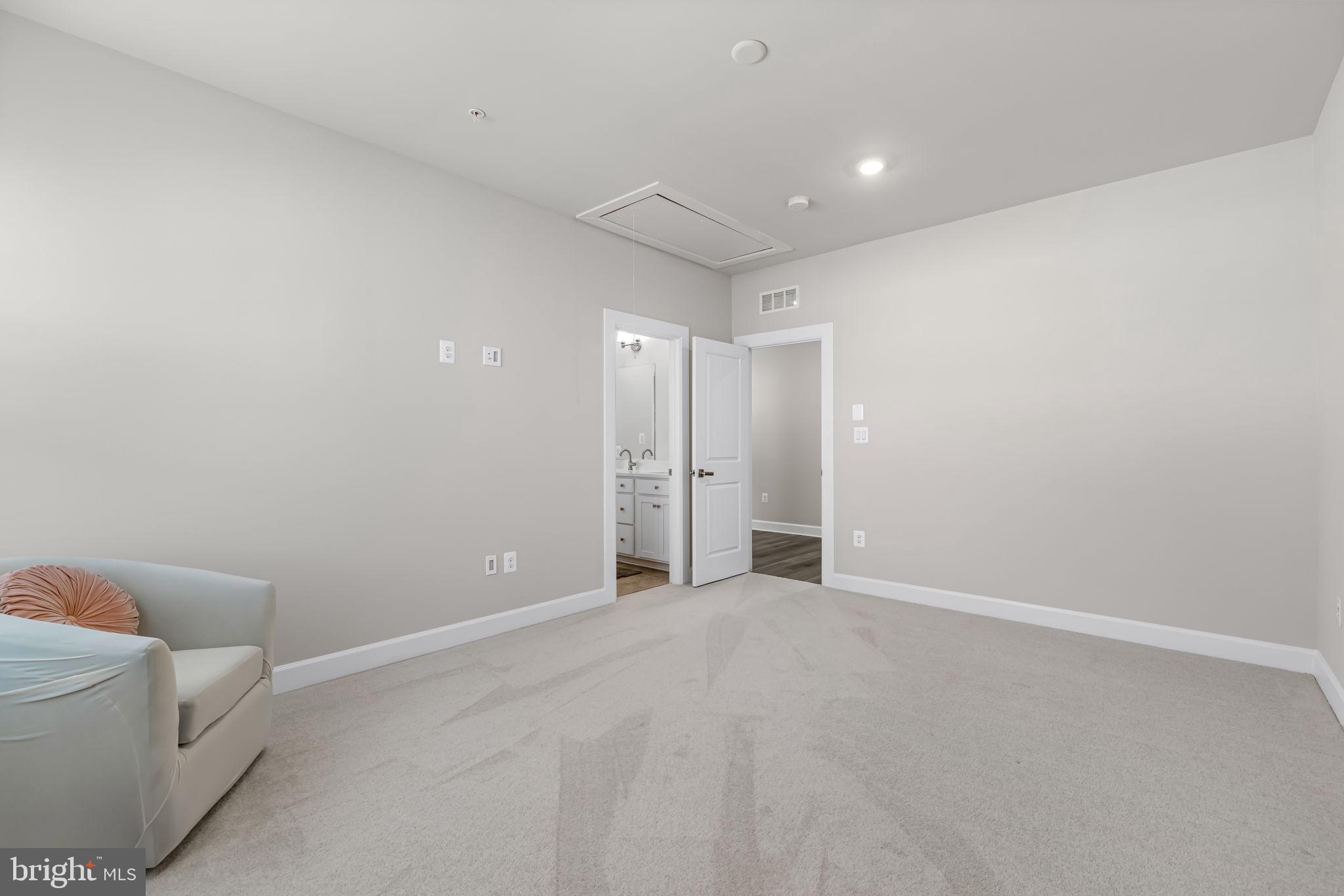 SOUTH LAKE - Residential