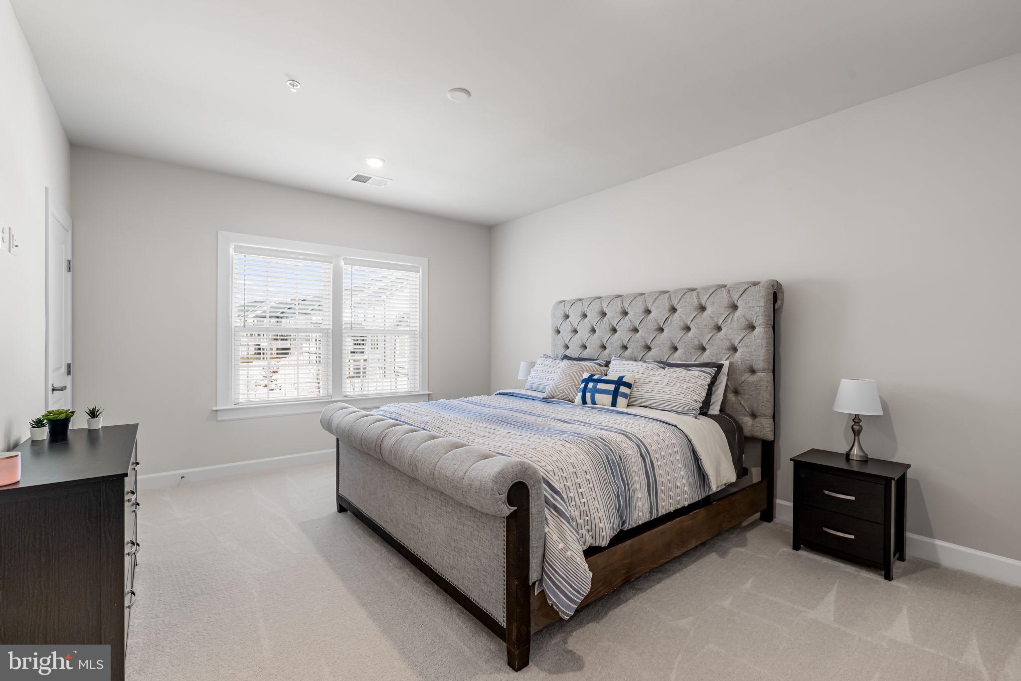 SOUTH LAKE - Residential