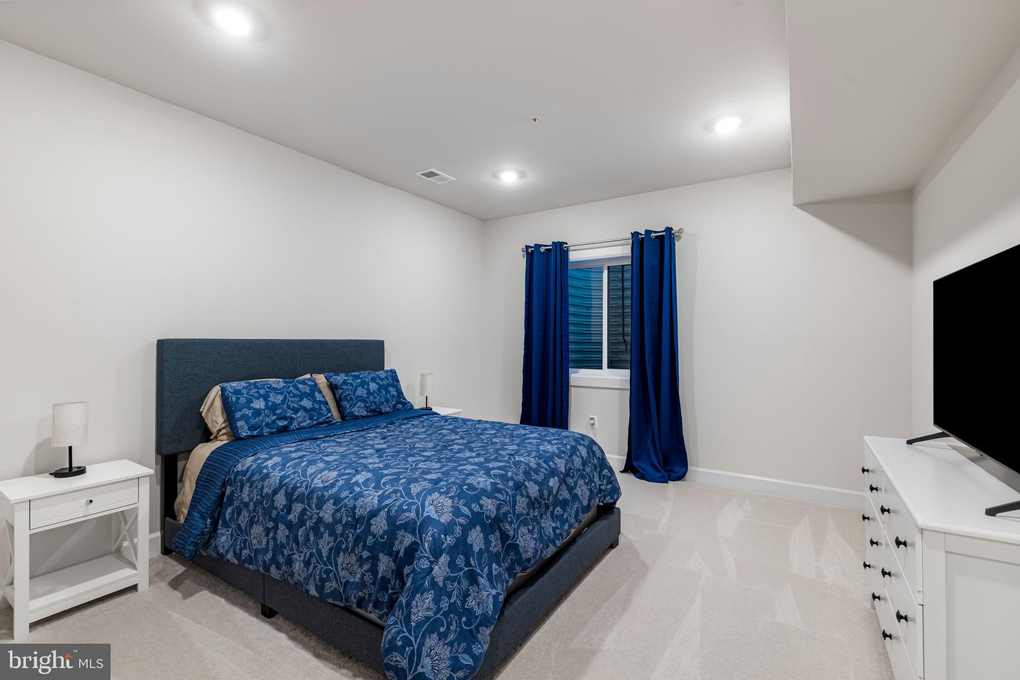 SOUTH LAKE - Residential