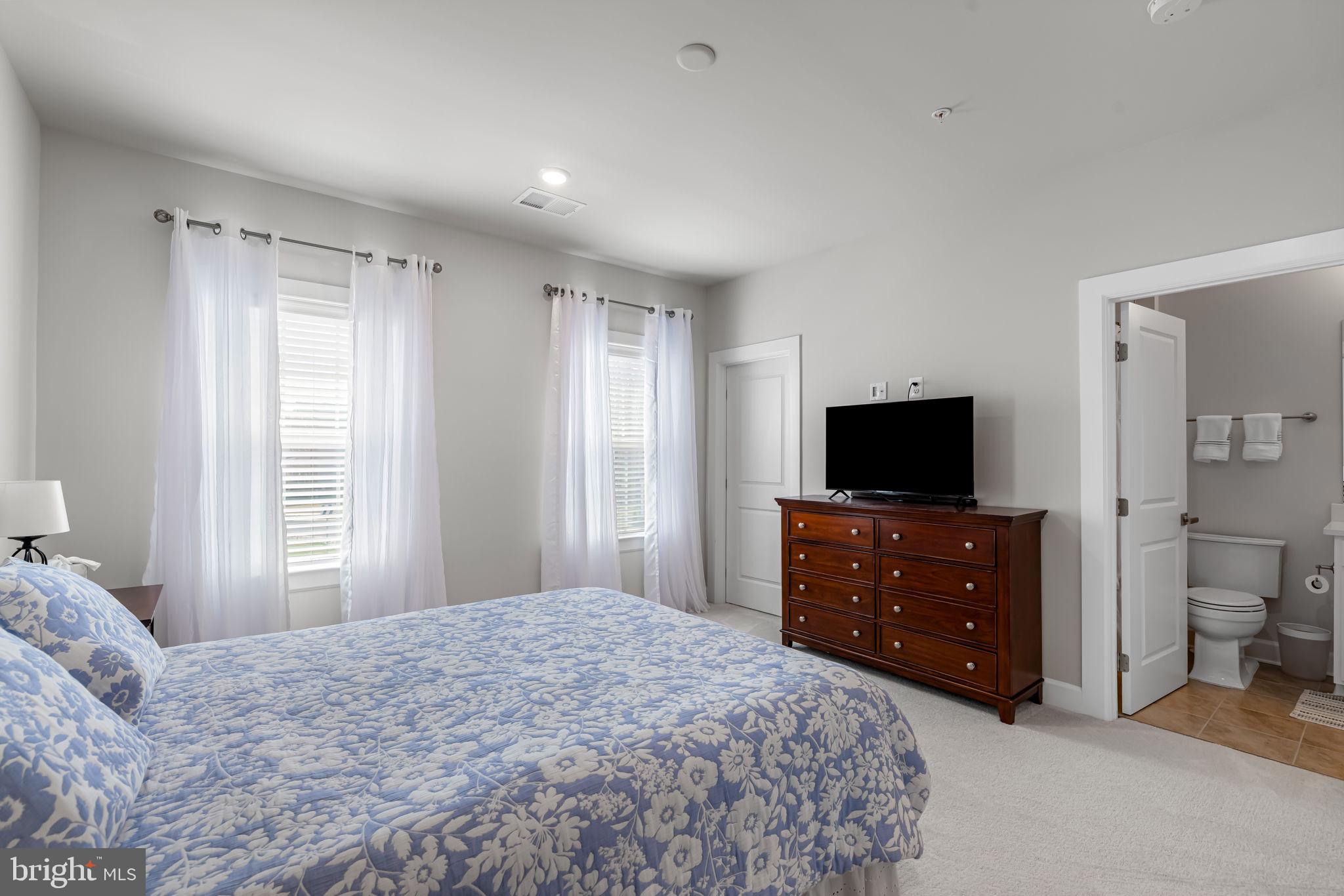 SOUTH LAKE - Residential