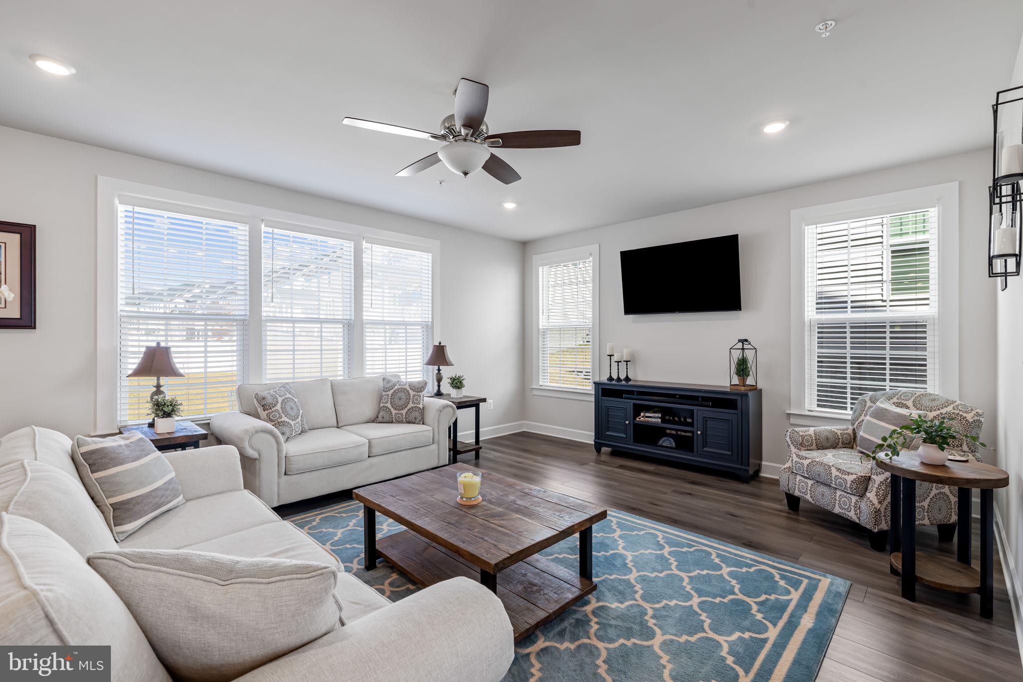 SOUTH LAKE - Residential