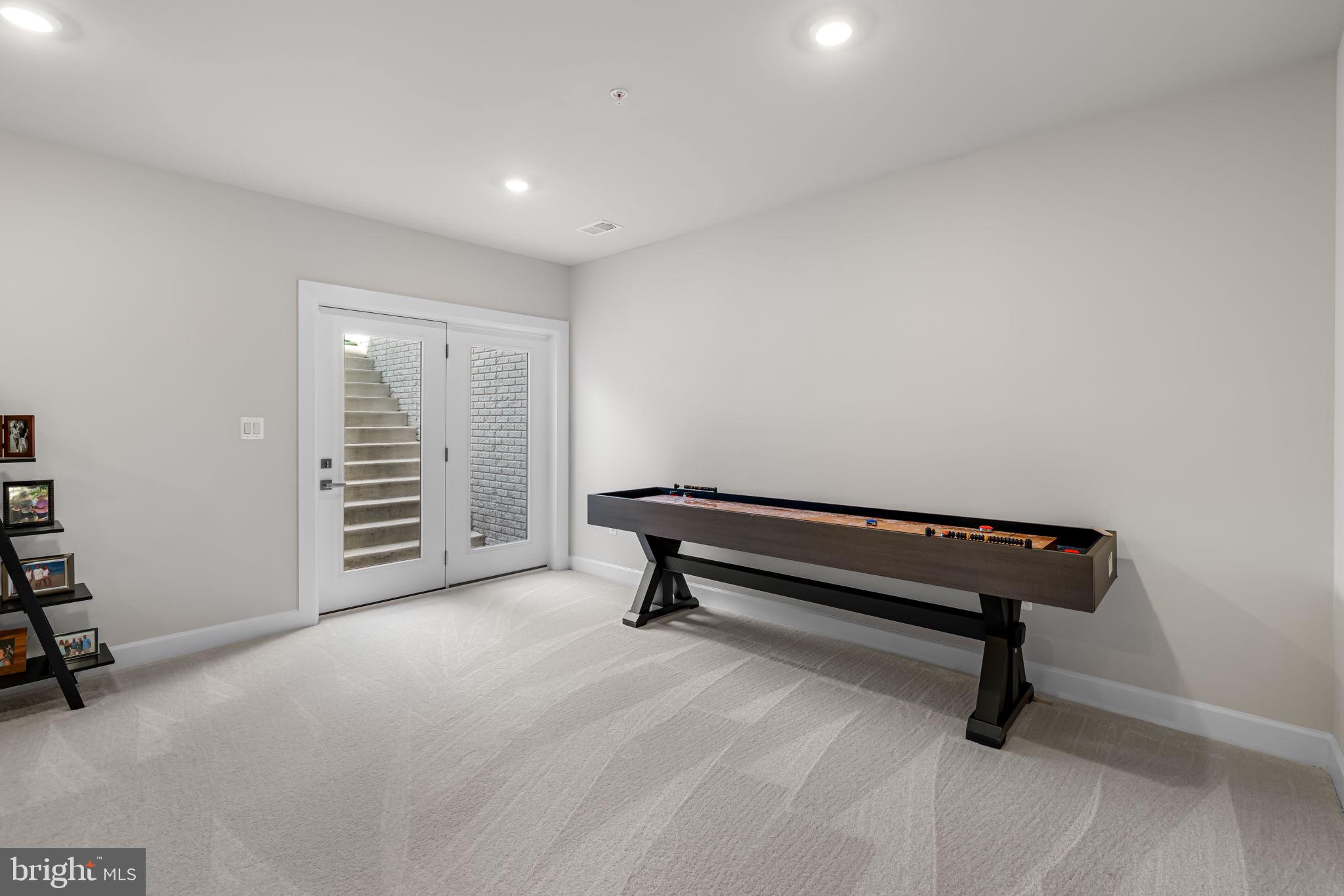 SOUTH LAKE - Residential