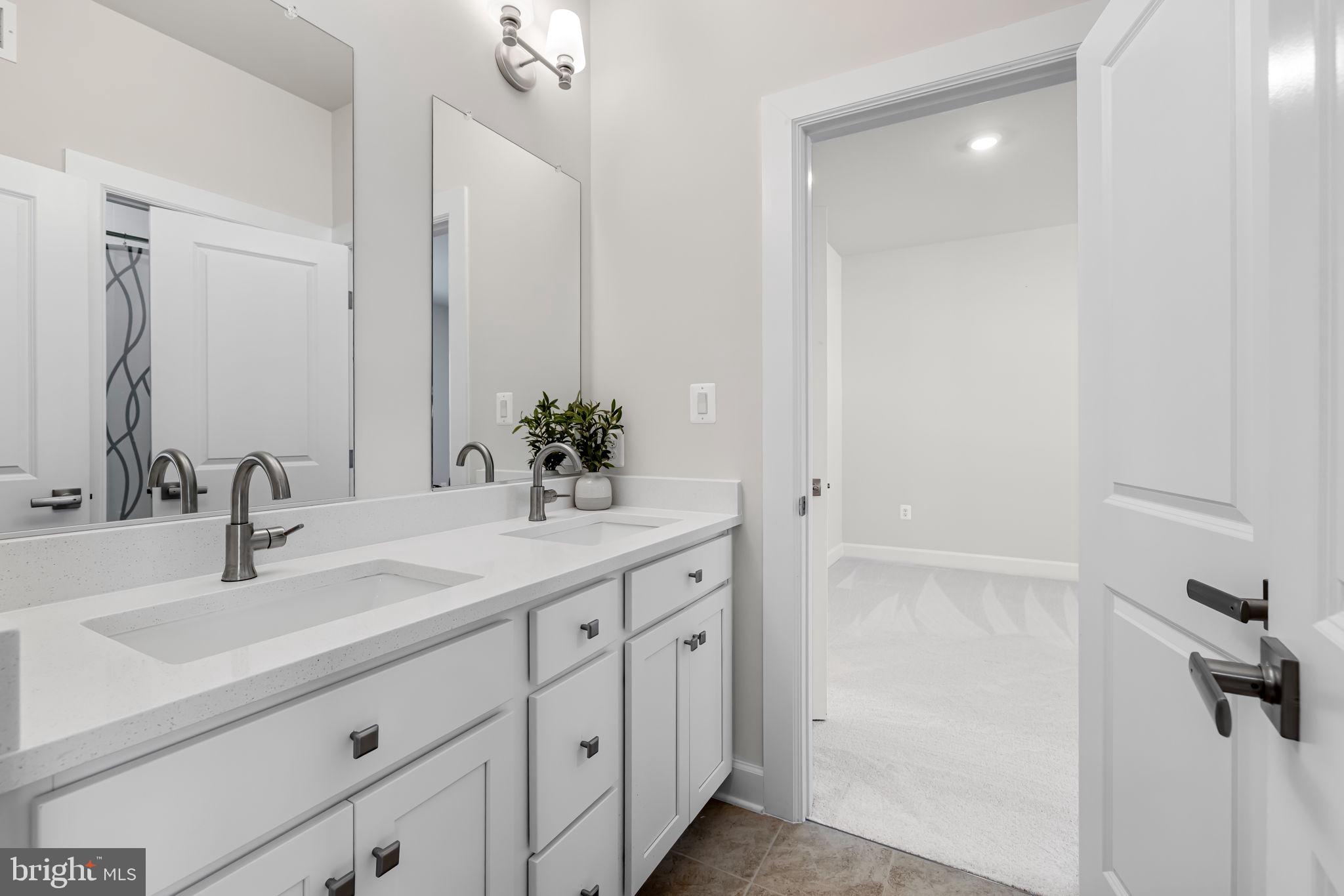 SOUTH LAKE - Residential