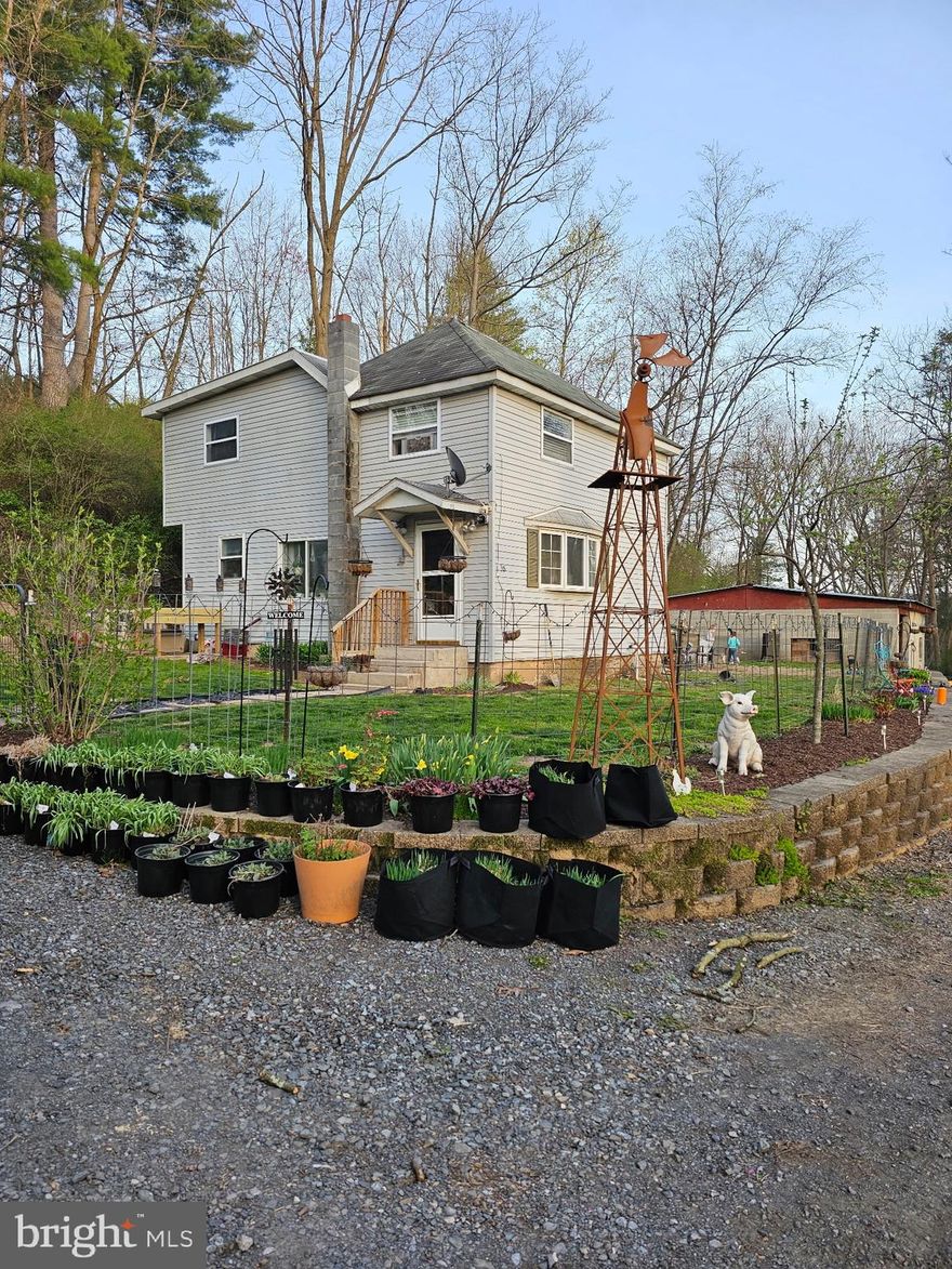 Country Paradise
Super Cute 3 Bed, 1.5 Bath Home with 2 Acres on Private Dead End Road.  New Kitchen with tons of Storage. Relax by the Fire Pit, or on the New Deck. 30x40 Garage, Animal Stables, Chicken Coop & Creek Access. Bring your Farm Animals!