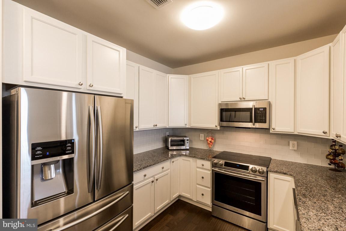 POTOMAC GREEN CONDOMINIUM - Residential Lease