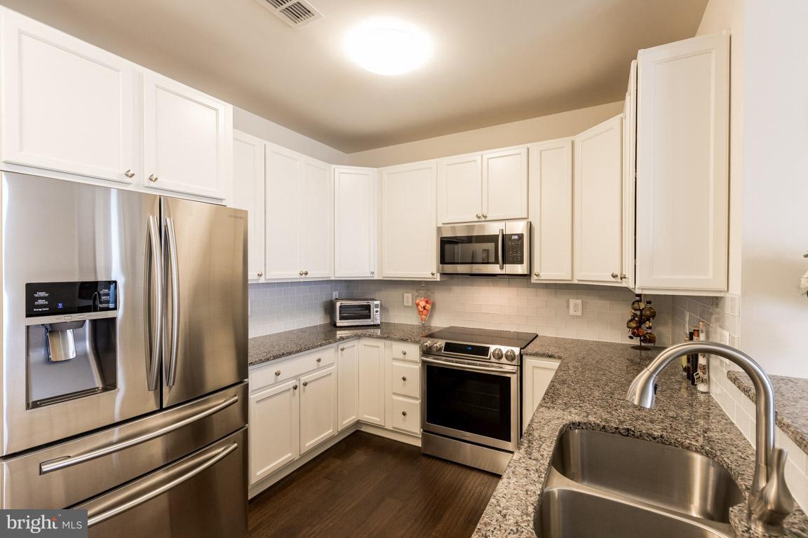 POTOMAC GREEN CONDOMINIUM - Residential Lease