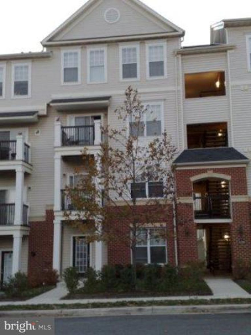 LOCATION! CLOSE TO EVERYTHING! 2 BRA 2BA SPACIOUS 1200 SQ FT 2 LEVEL CONDO, ESTABLISH COMMUNITY, POOL, BUSINESS CENTER, PARTY ROOM... PARKING IN FRONT.