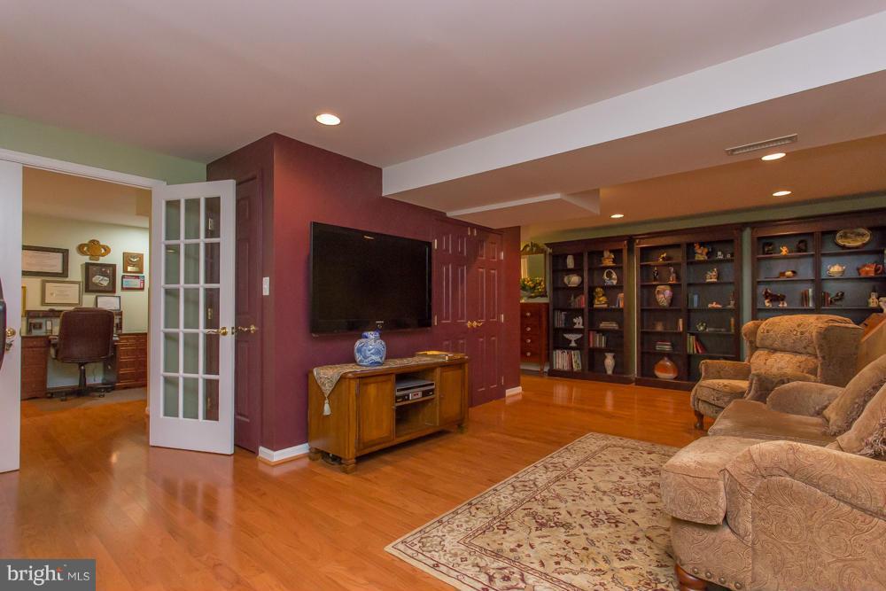 SIX LAKES WEST - Residential