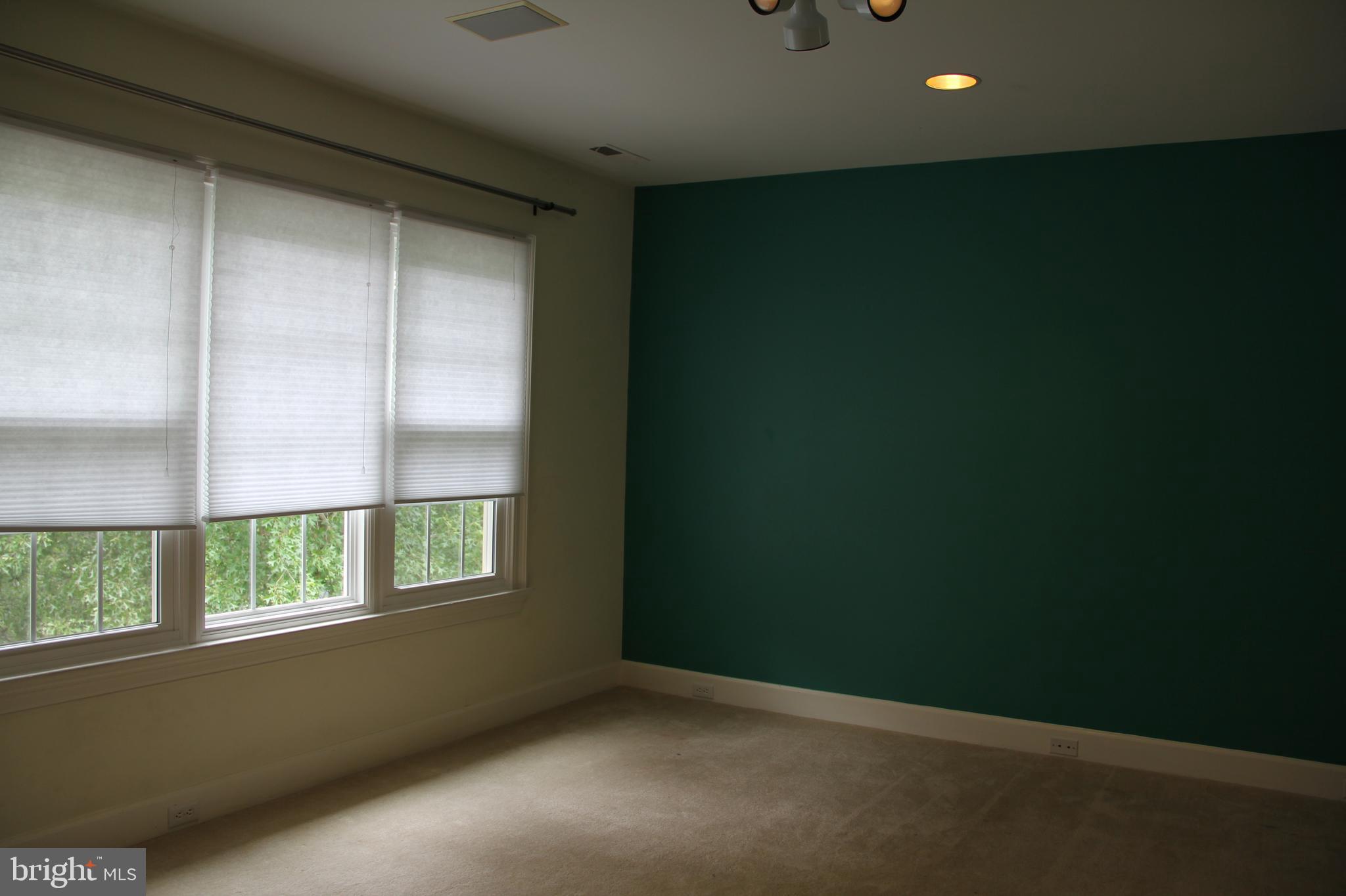 MCLEAN FALLS AT CHINQUAP - Residential Lease