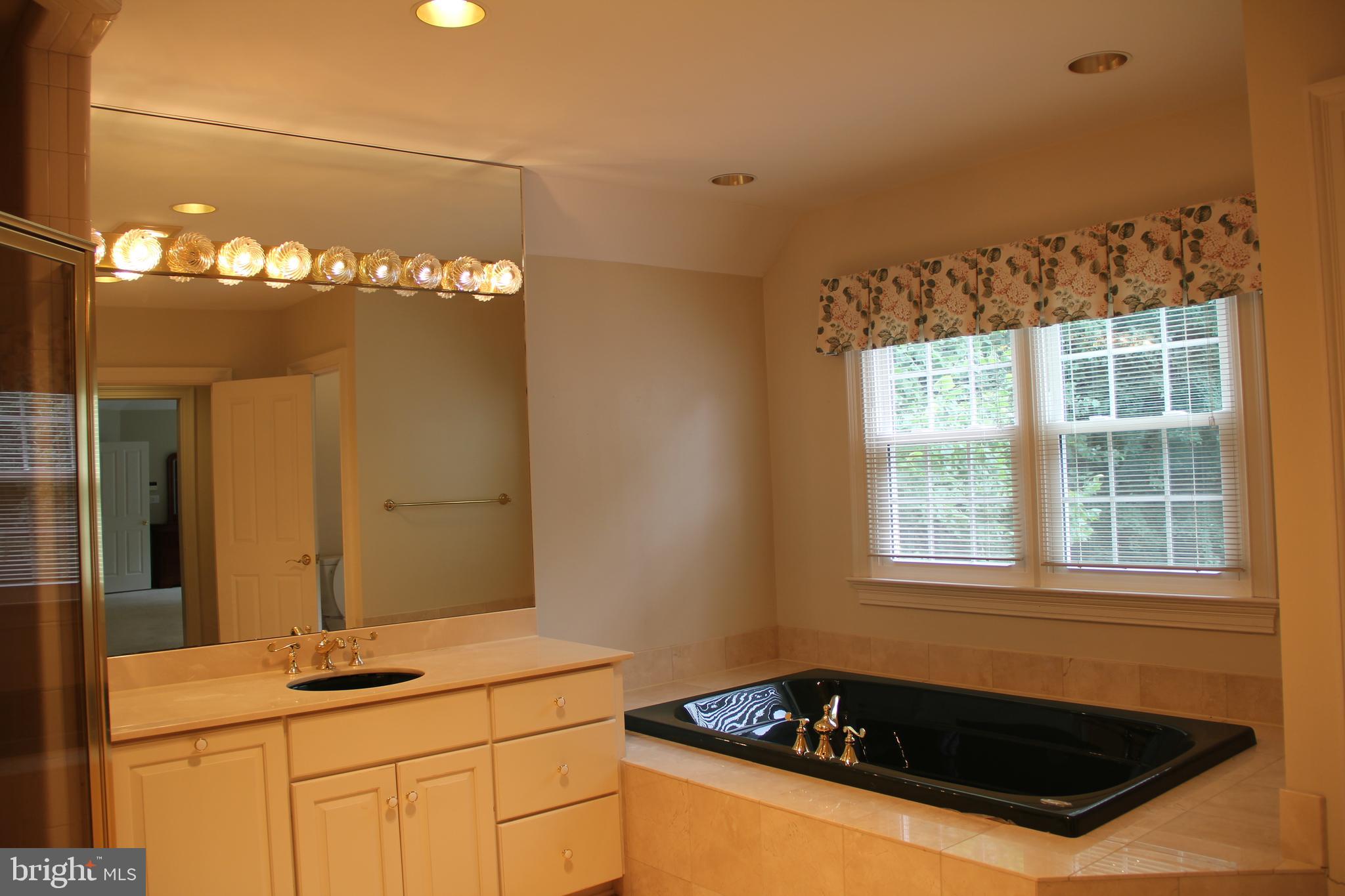 MCLEAN FALLS AT CHINQUAP - Residential Lease