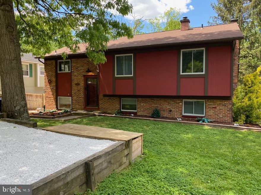 Don't miss your opportunity to live in this great house in desirable water oriented community! Home features 4 bedrooms, 2 updated full baths, a den and kitchen with granite countertops. Exterior of the house was recently painted, water treatment system is 2-3 years old, new windows throughout and new roof! Community offers 3 boat ramps and 5 beaches. Schedule your showing today!