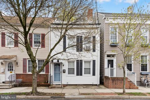 Townhouse For Sale - 137 2nd Street<br/> Burlington County, BORDENTOWN, NJ 08505