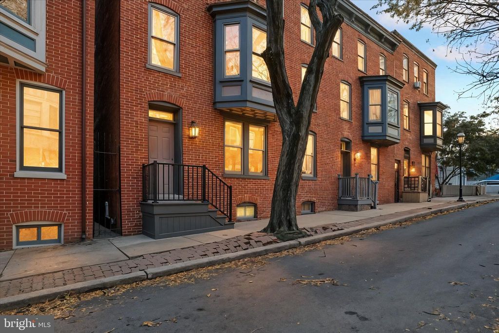 Photo of 328 E Locust Street, YORK, PA 17403 (MLS # PAYK2091390)