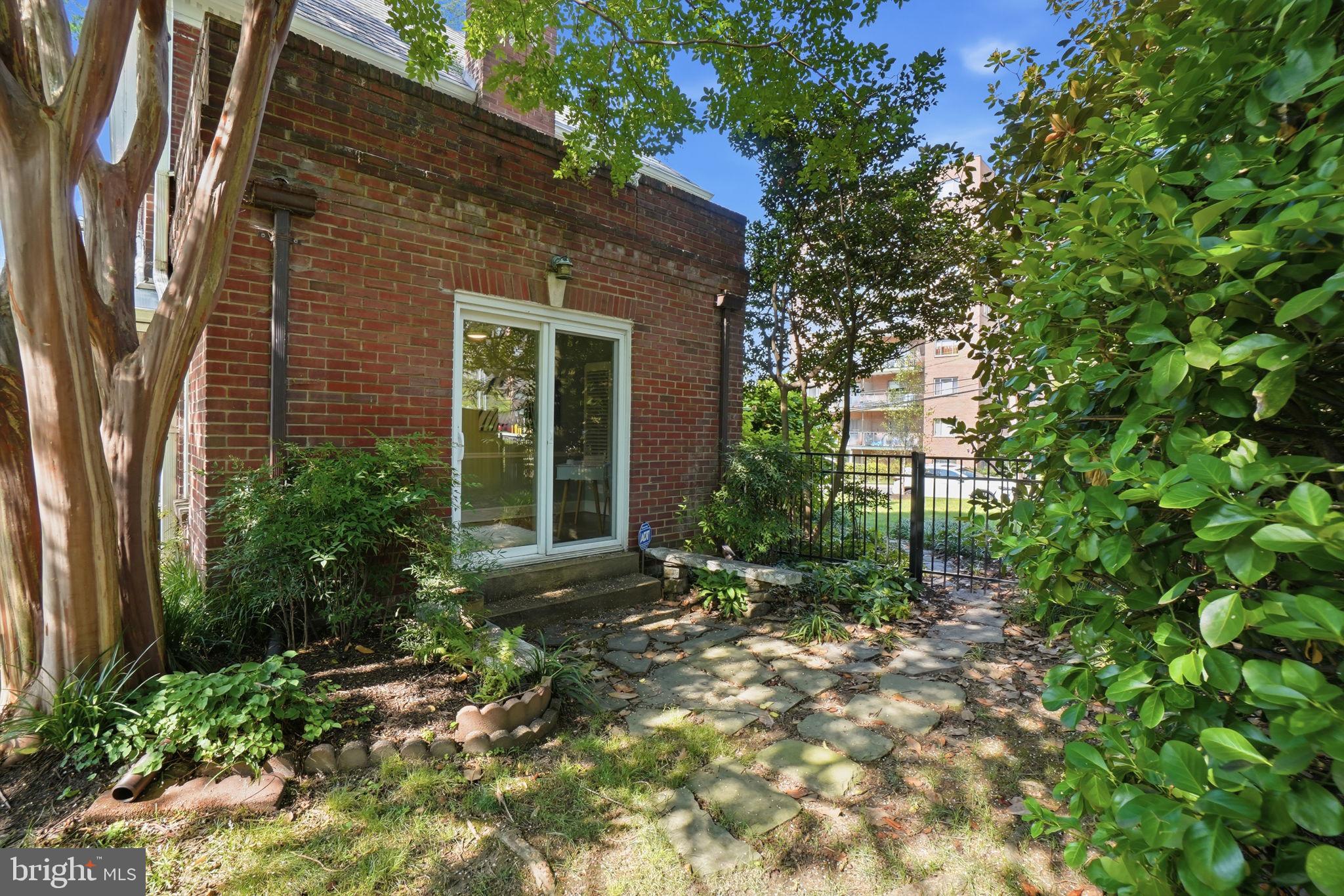 824 S COURTHOUSE ROAD