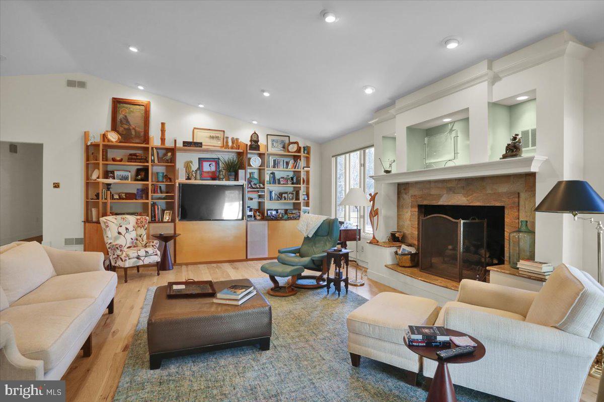 HESSIAN PINES - Residential