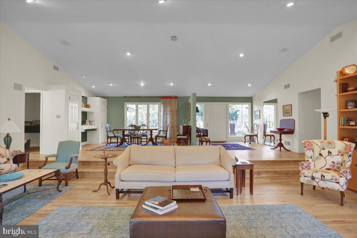 HESSIAN PINES - Residential